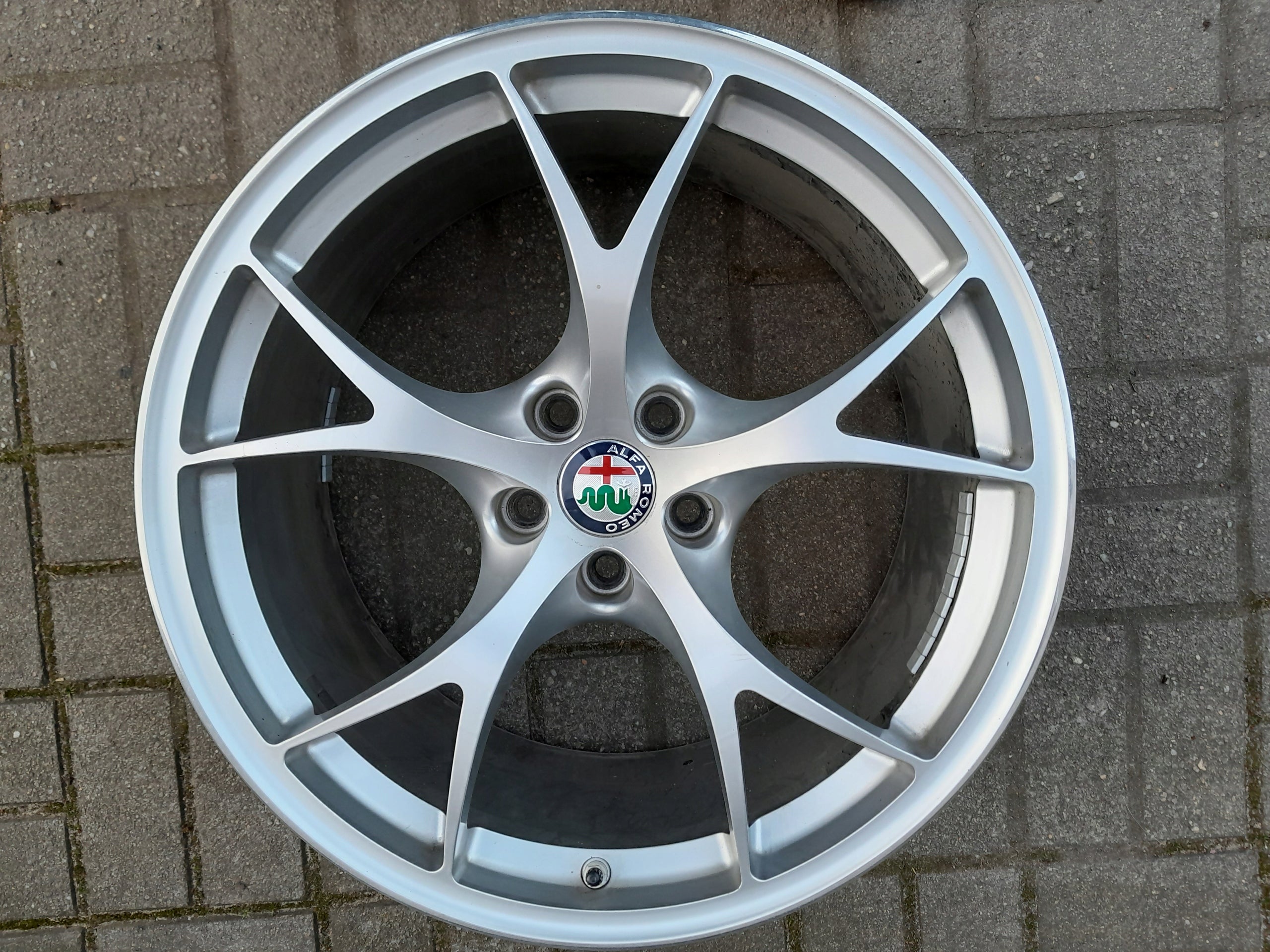 1x Alu Felge Alfa Romeo Giulia Aluminum rim 19 Zoll 10.0J 5x110 41ET 156107526