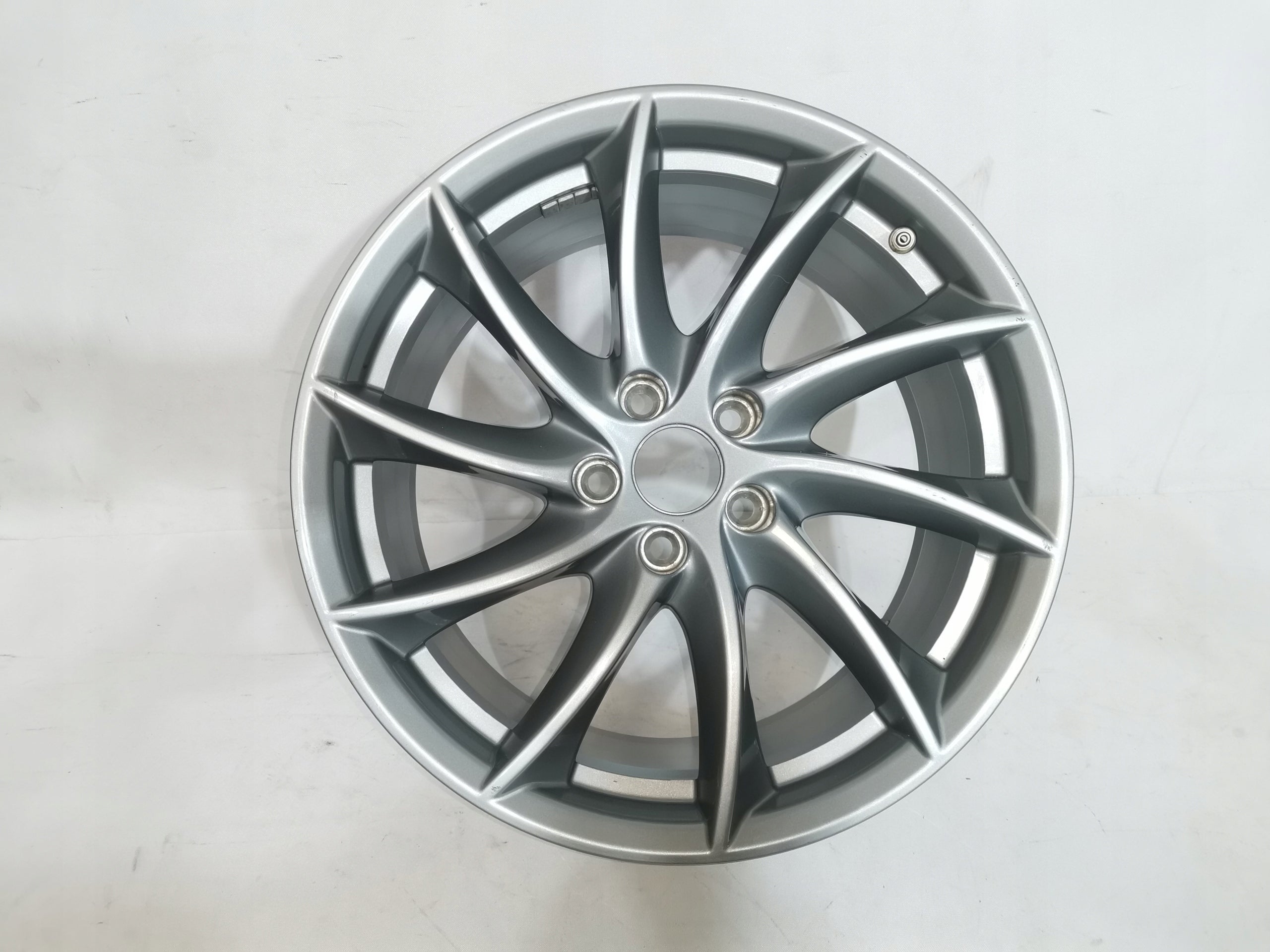 1x Alu Felge Alfa Romeo Giulia 156 18 Zoll 9.0J 5x110 44,5ET 156107472