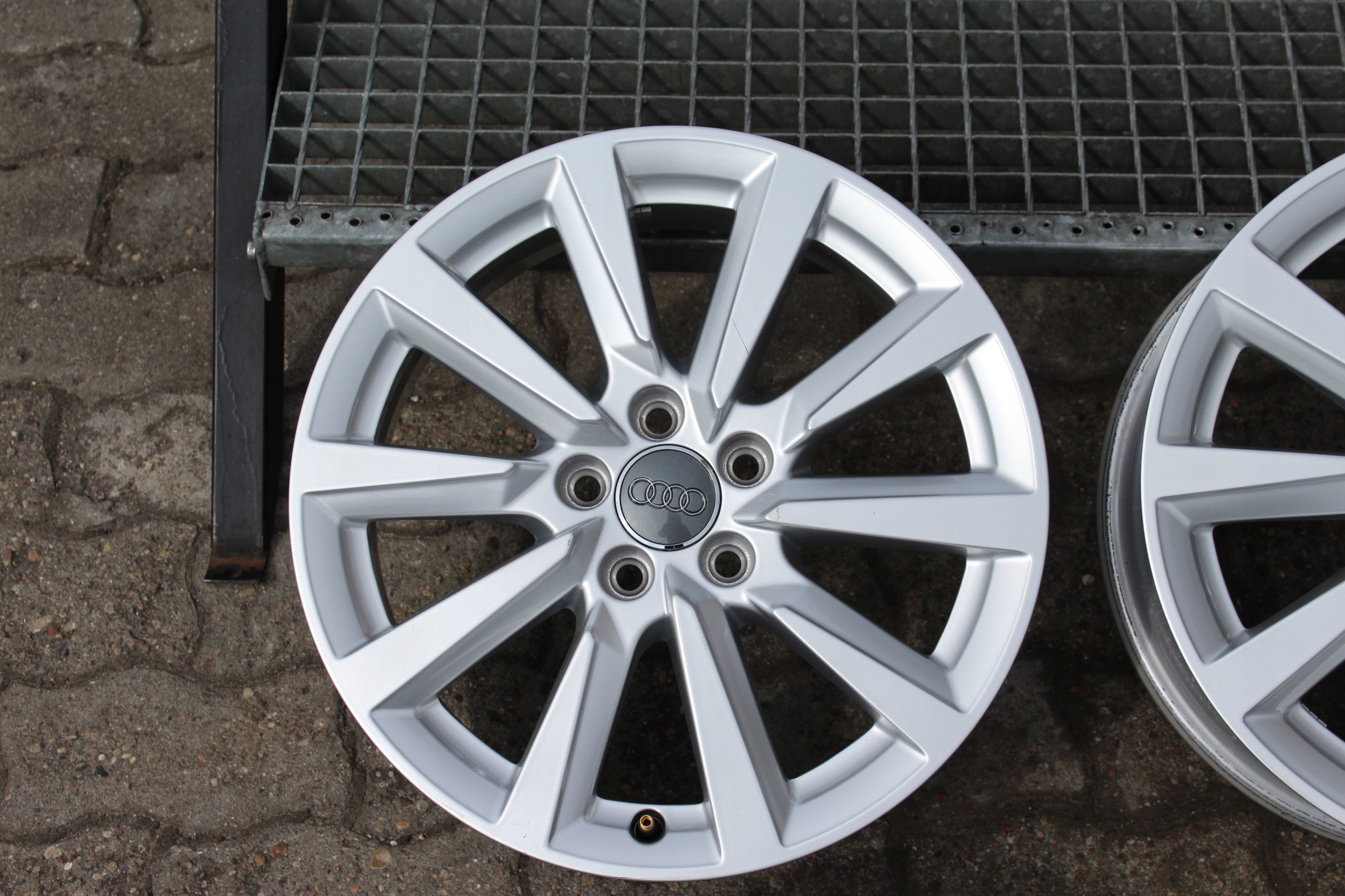 Alu Felge Audi A1 TT A3 Aluminum rim 16 Zoll 6.5J 5x100 40ET 82A601025C