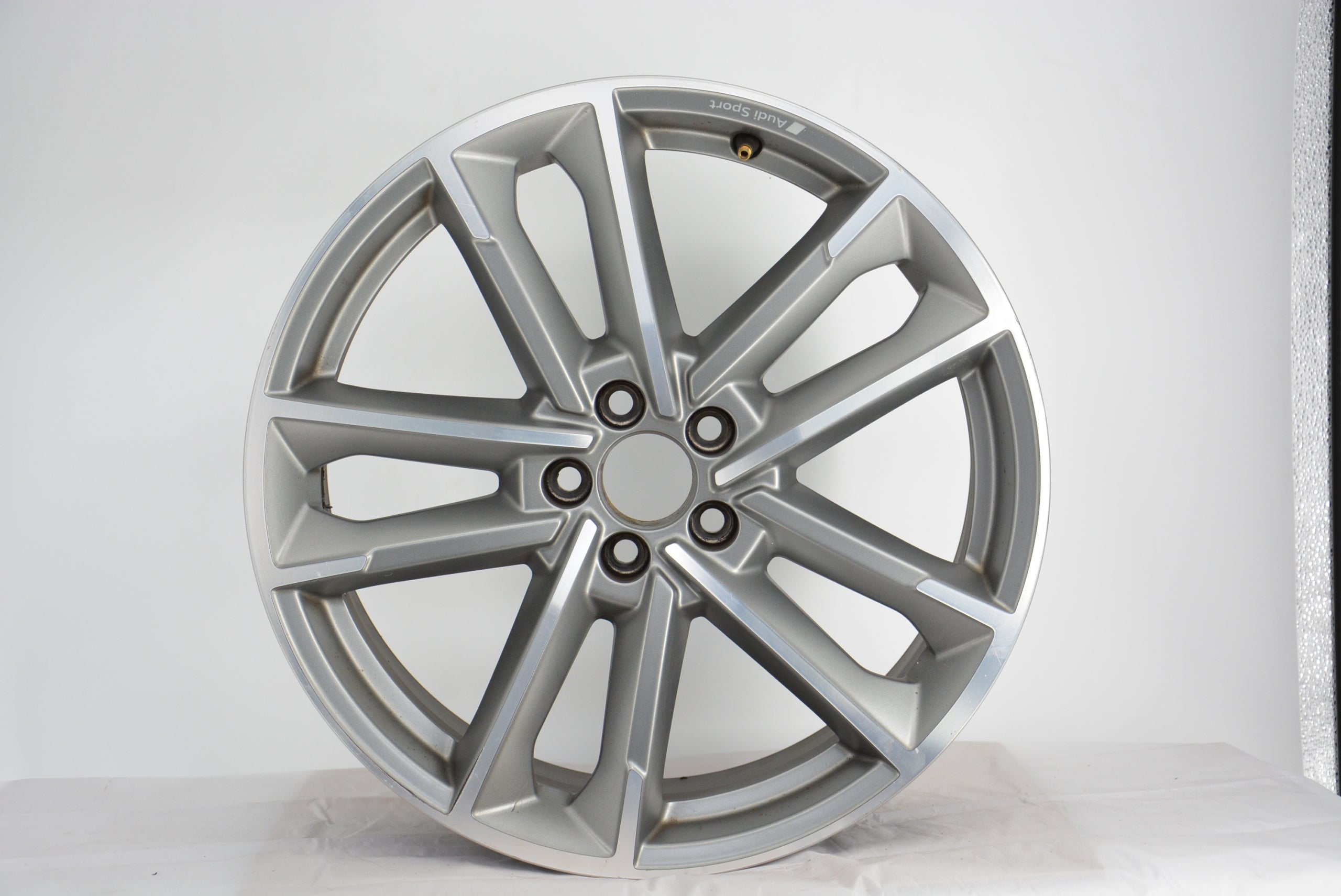  1x Alu Felge Audi A1 Aluminum rim 18 Zoll 7.5J 5x100 46ET 82A601025AF product image