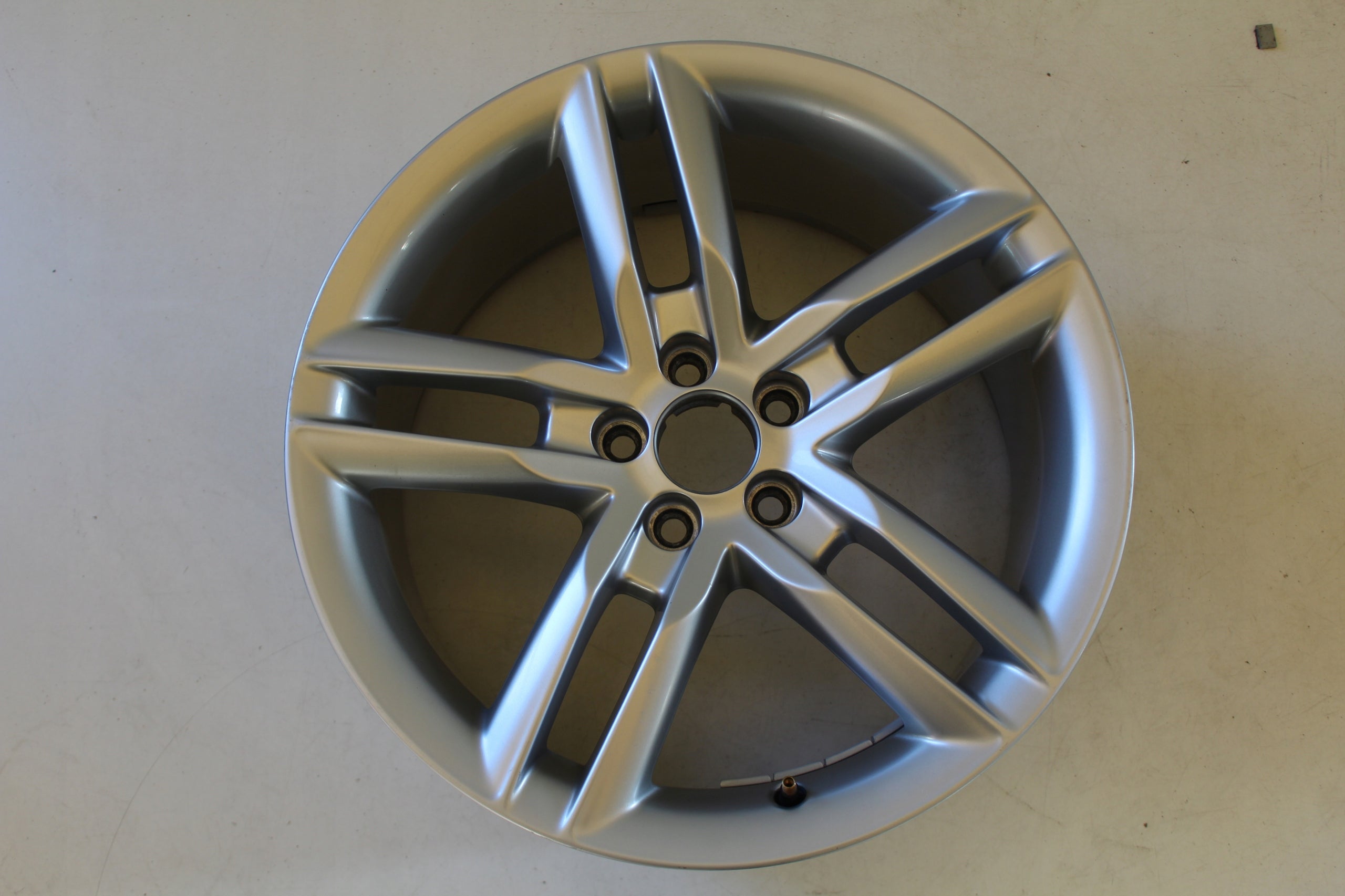 1x Alu Felge Audi A1 Aluminum rim 17 Zoll 7.5J 5x100 36ET 8X0601025AP