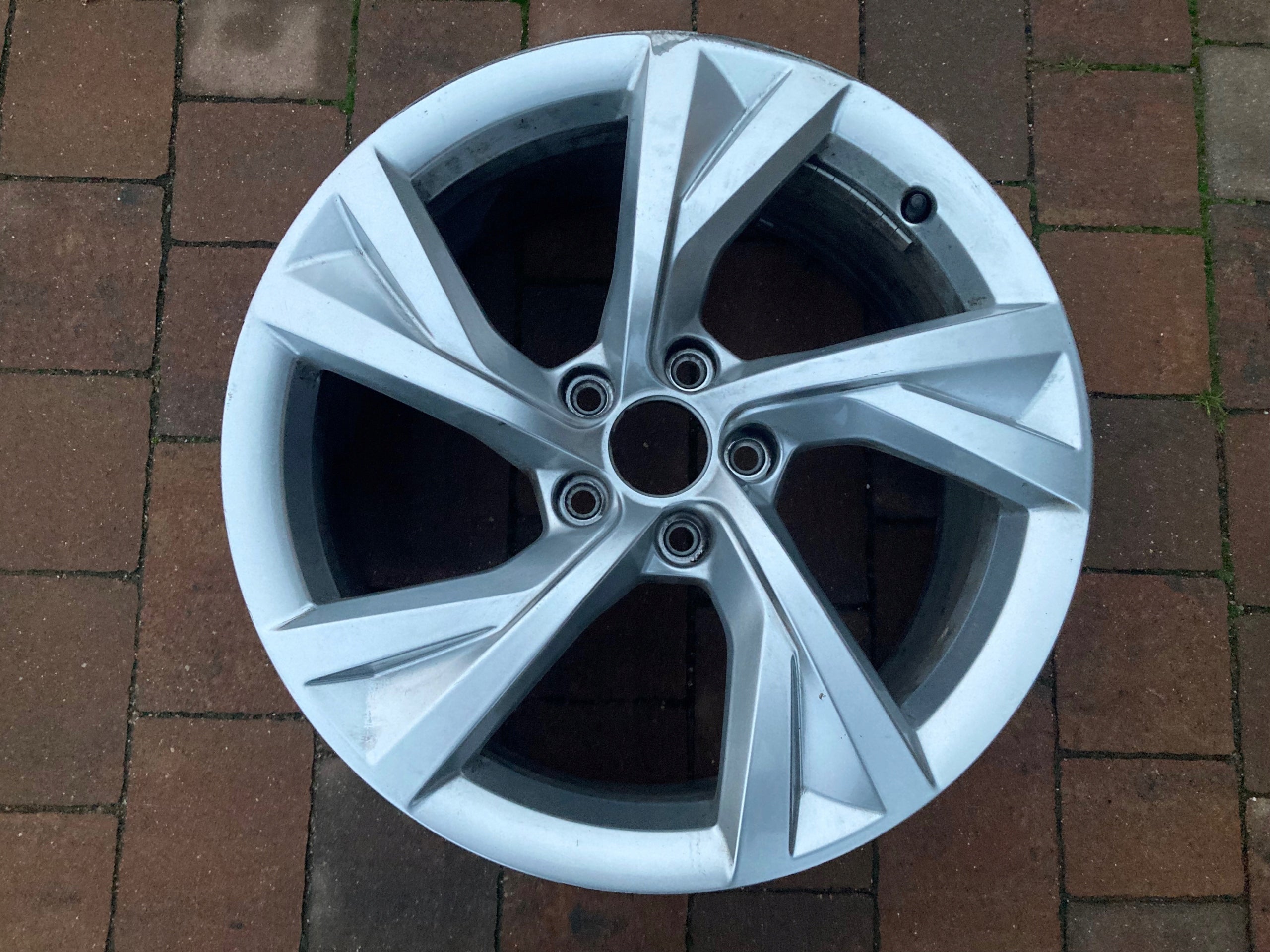 1x Alu Felge Audi A3 A4 A5 Aluminum rim 18 Zoll 8.0J 5x112 40ET 8W0601025EJ