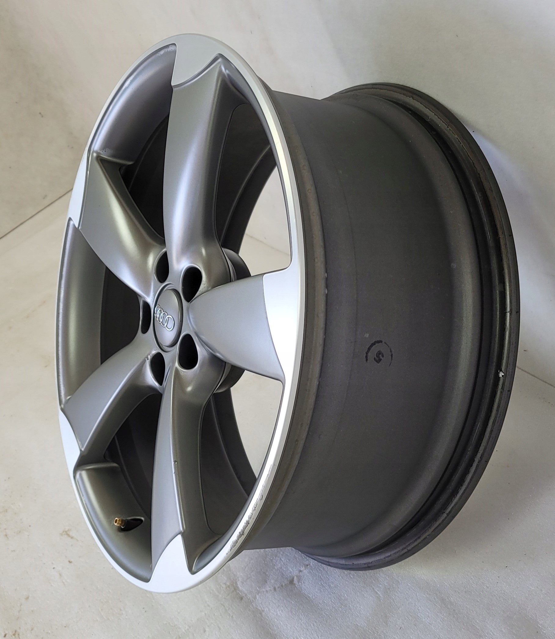 1x Alu Felge Audi A3 Q3 Q2 A6 A4 20 Zoll 8.5J 5x112 36ET 8U0601025KF