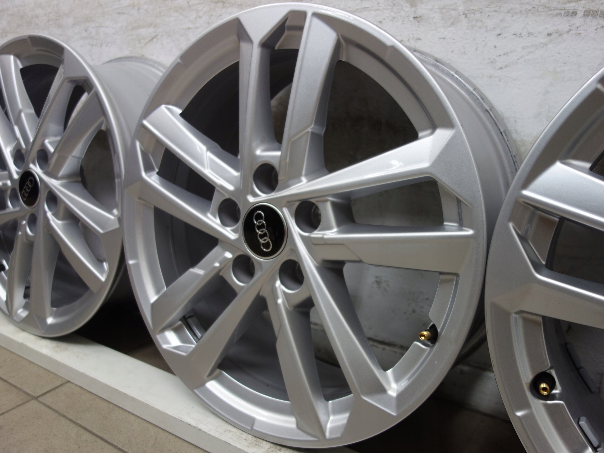 Alu Felge Audi Q3 A4 A3 Aluminum rim 17 Zoll 6.5J 5x112 43ET 8Y0601025L