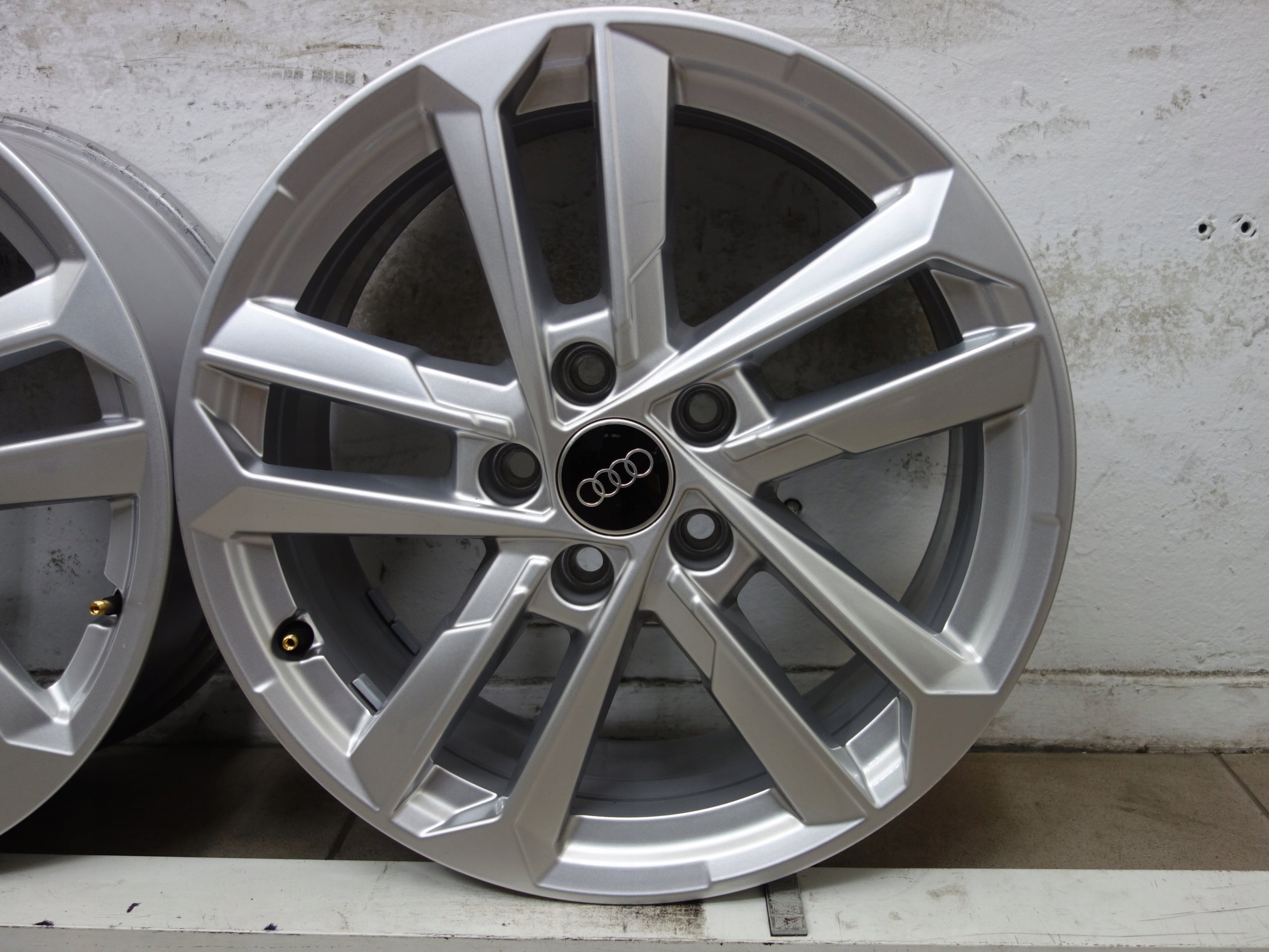 Alu Felge Audi Q3 A4 A3 Aluminum rim 17 Zoll 6.5J 5x112 43ET 8Y0601025L