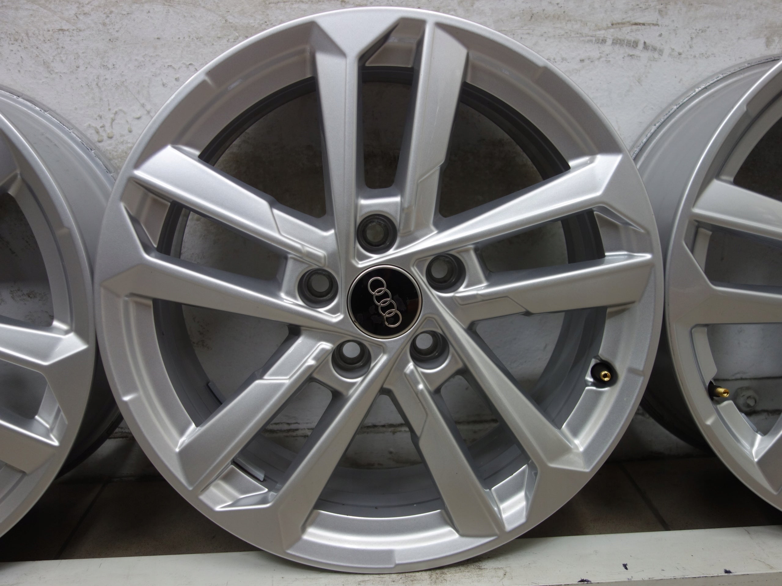 Alu Felge Audi Q3 A4 A3 Aluminum rim 17 Zoll 6.5J 5x112 43ET 8Y0601025L