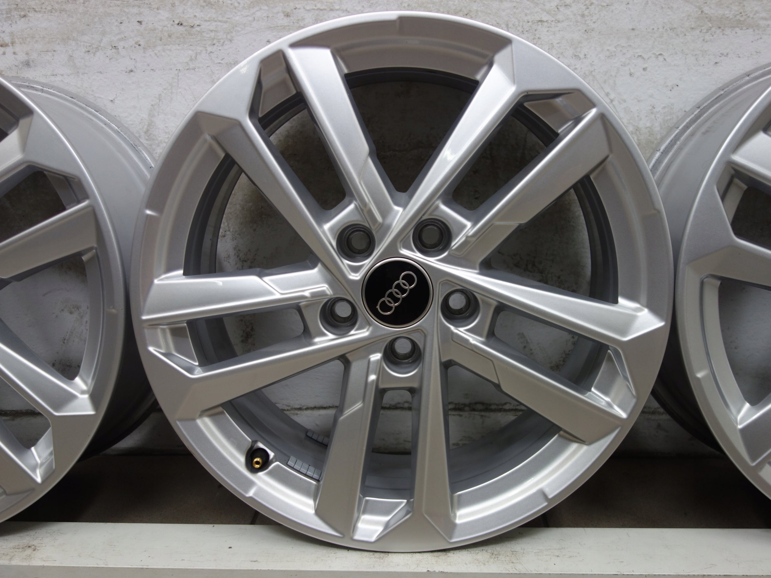 Alu Felge Audi Q3 A4 A3 Aluminum rim 17 Zoll 6.5J 5x112 43ET 8Y0601025L