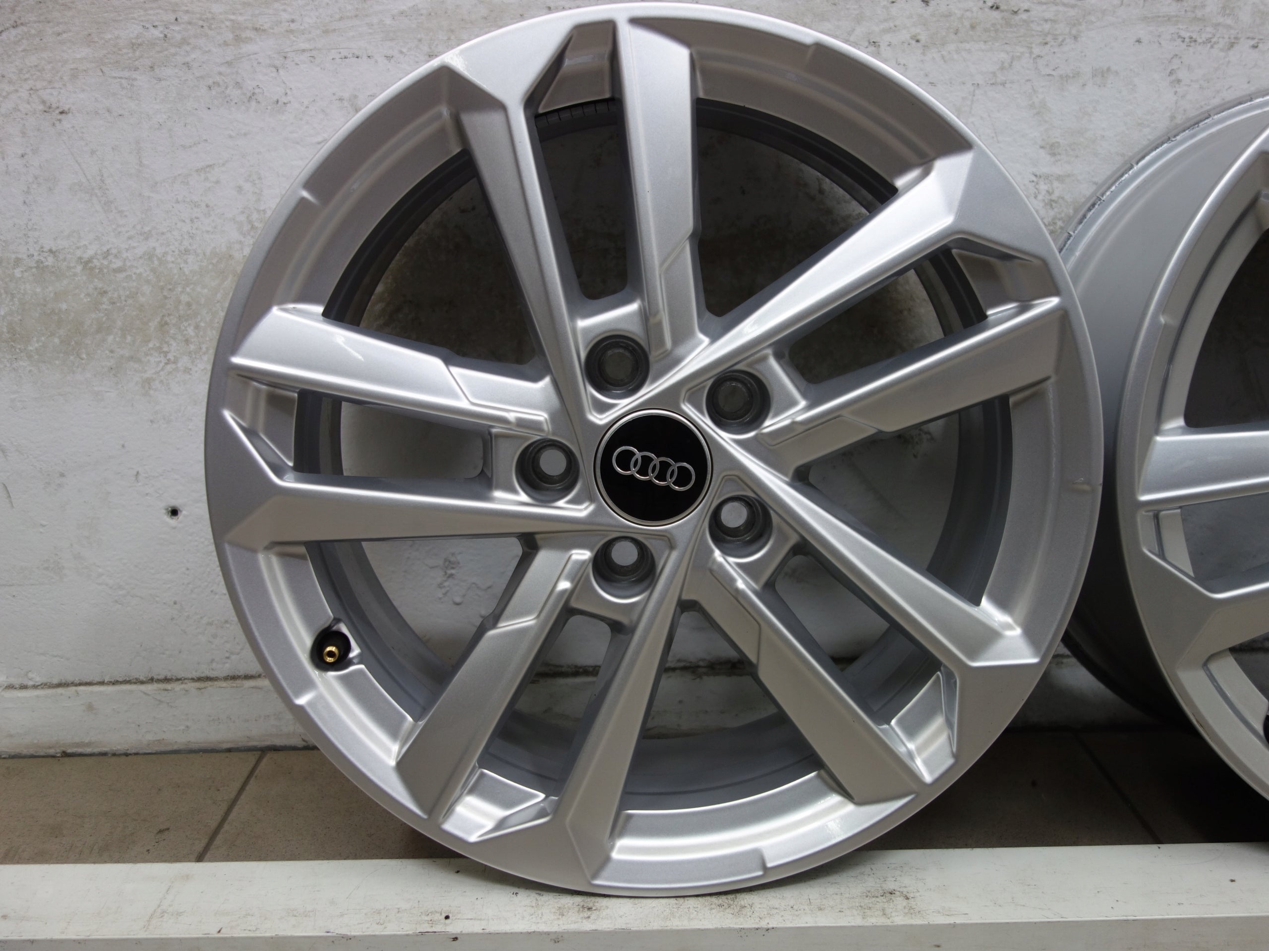 Alu Felge Audi Q3 A4 A3 Aluminum rim 17 Zoll 6.5J 5x112 43ET 8Y0601025L