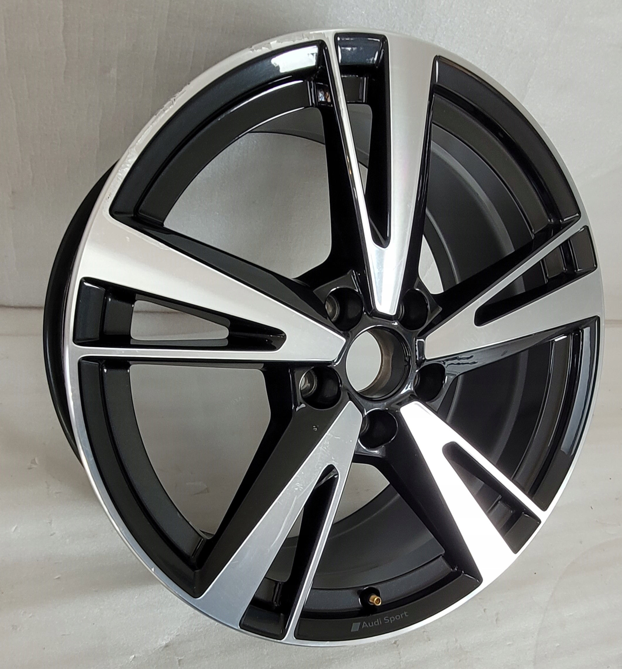 1x Alu Felge Audi A3 Q3 S3 Aluminum rim 18 Zoll 8.0J 5x112 46ET 8Y0601025N