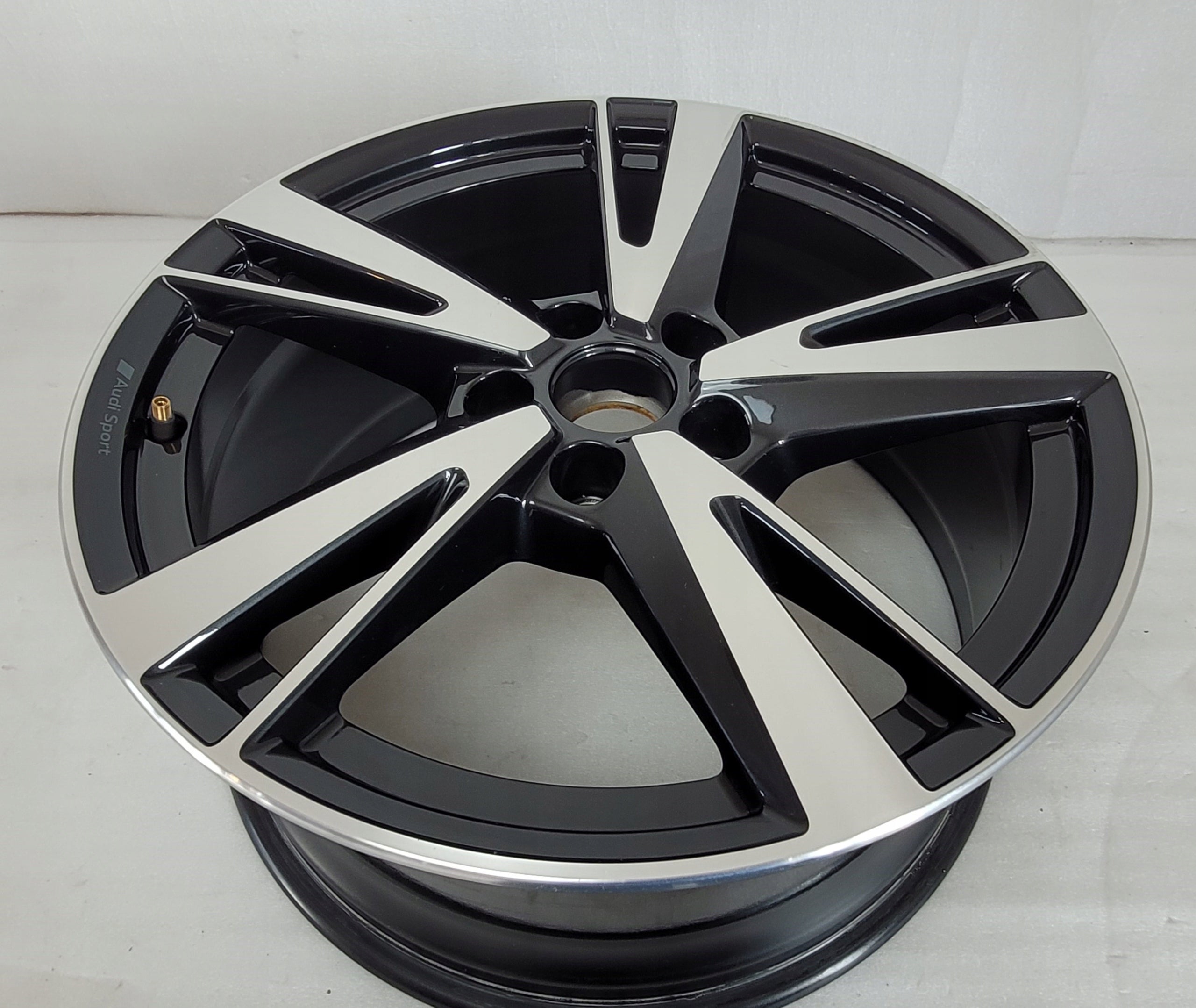 1x Alu Felge Audi A3 Q3 S3 Aluminum rim 18 Zoll 8.0J 5x112 46ET 8Y0601025N