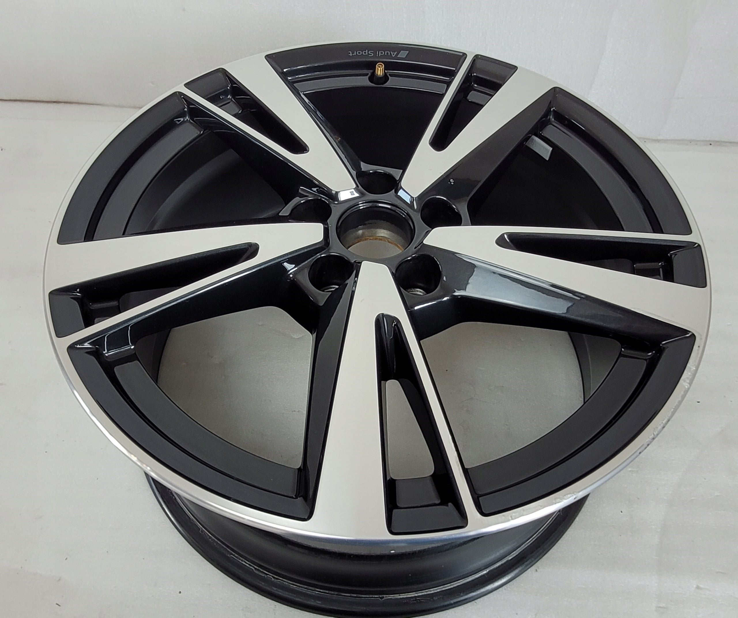 1x Alu Felge Audi A3 Q3 S3 Aluminum rim 18 Zoll 8.0J 5x112 46ET 8Y0601025N