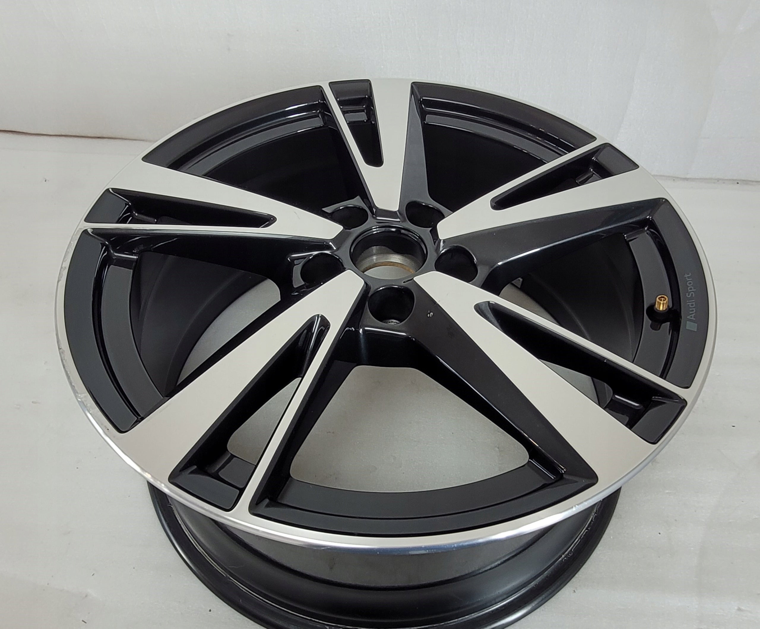 1x Alu Felge Audi A3 Q3 S3 Aluminum rim 18 Zoll 8.0J 5x112 46ET 8Y0601025N