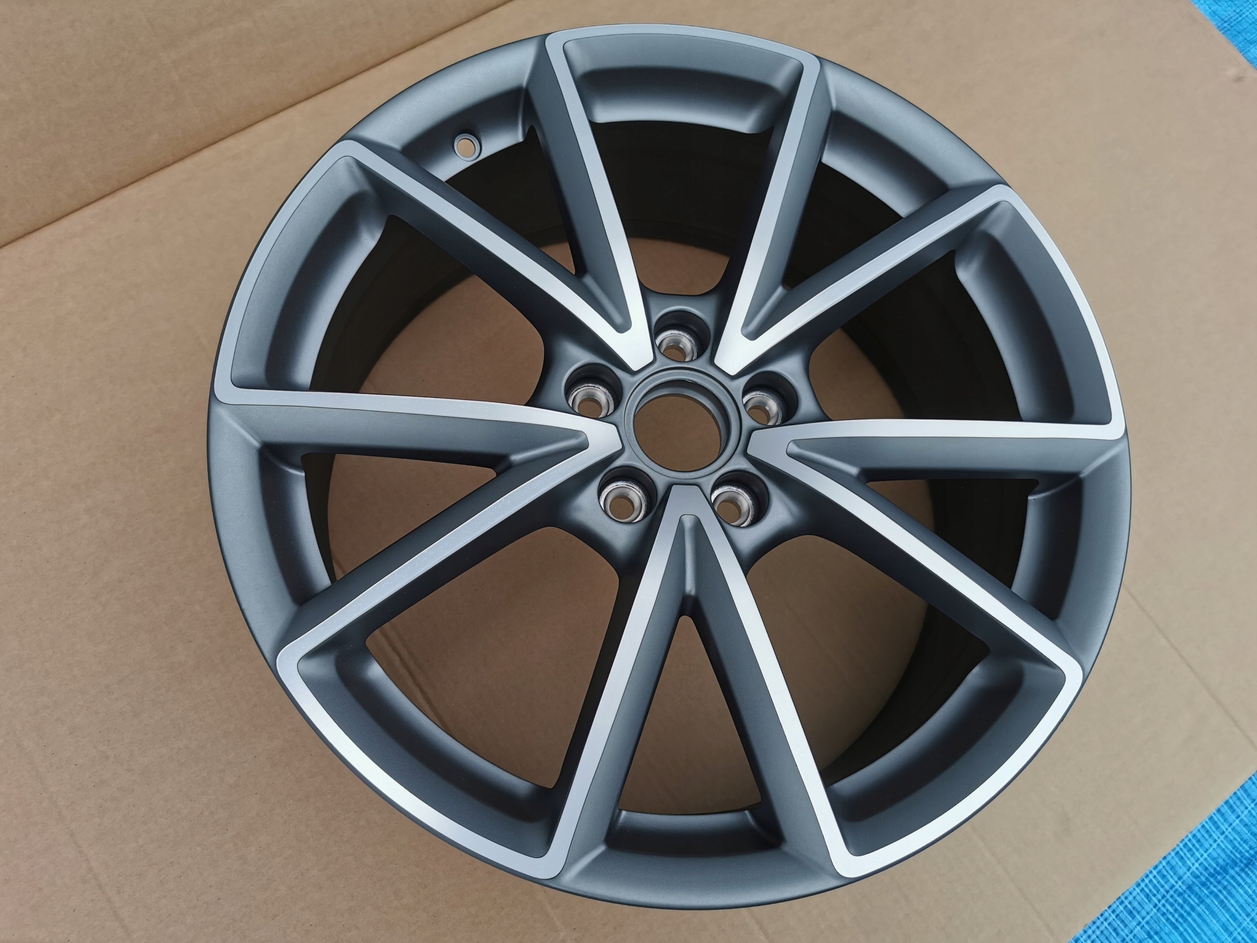 1x Alu Felge Audi A3 RS3 S3 Aluminum rim 19 Zoll 8.0J 5x112 49ET 8V0601025AT