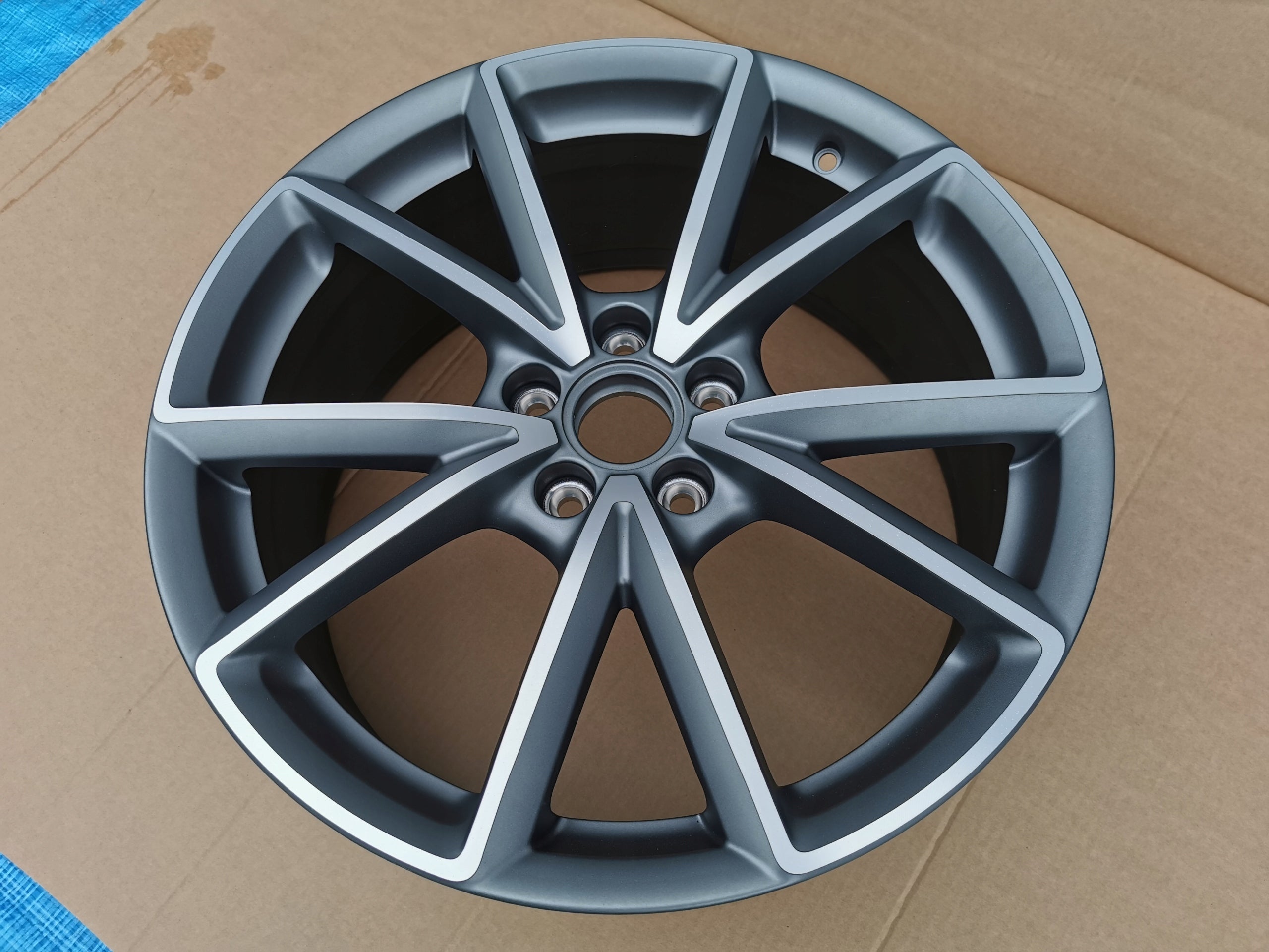 1x Alu Felge Audi A3 RS3 S3 Aluminum rim 19 Zoll 8.0J 5x112 49ET 8V0601025AT