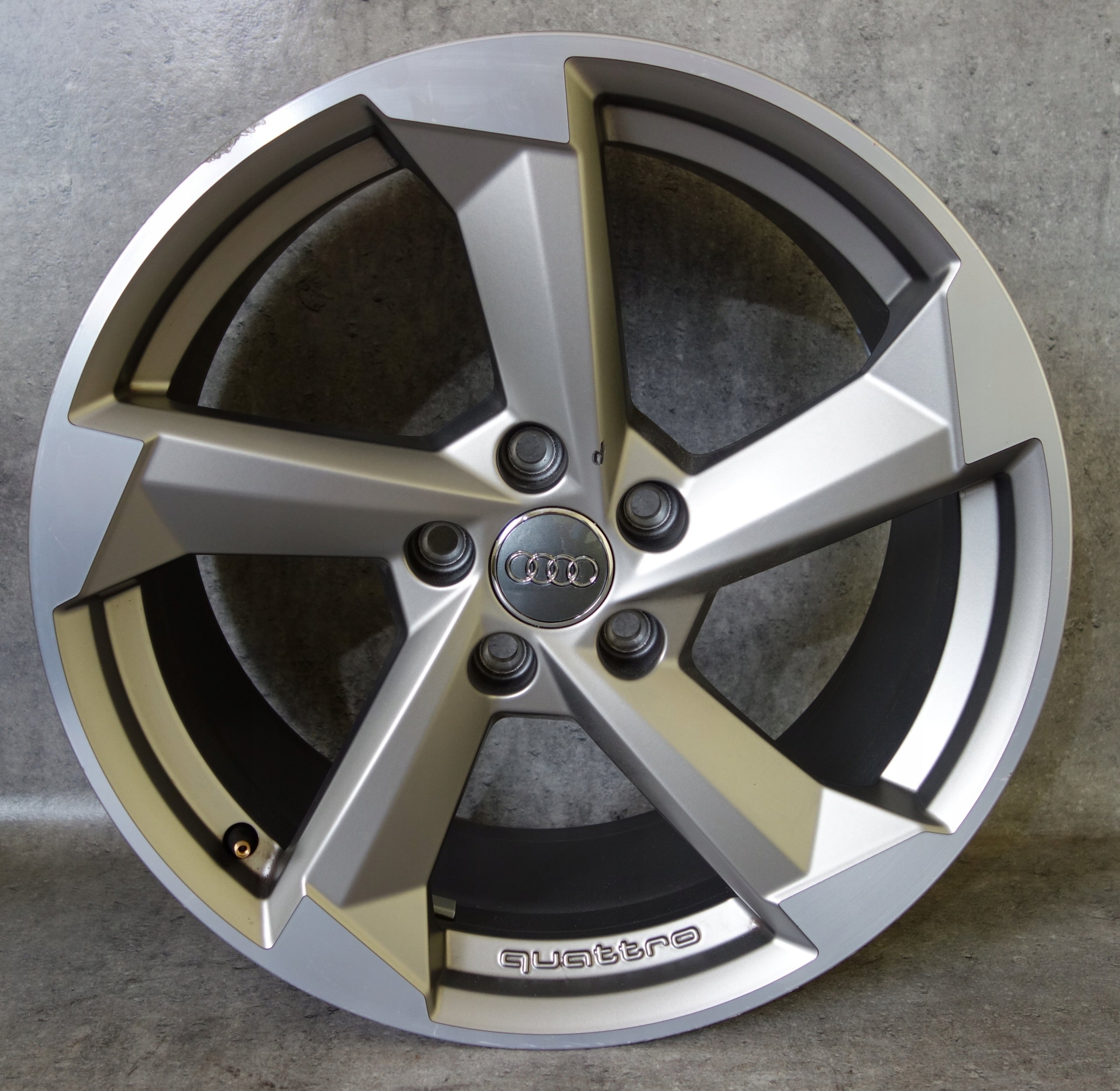 1x Alu Felge Audi A3 TT S3 Aluminum rim 18 Zoll 8.0J 5x112 46ET 8V0601025EB