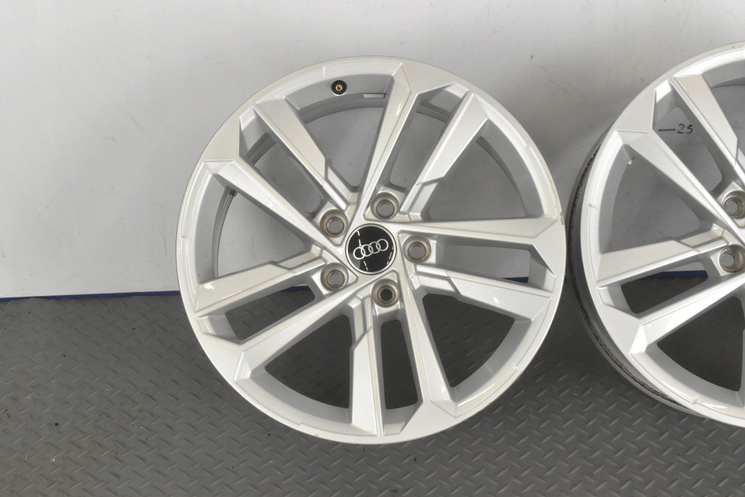 Alu Felge Audi A3 S3 Aluminum rim 17 Zoll 8.0J 5x112 46ET 8Y0601025E