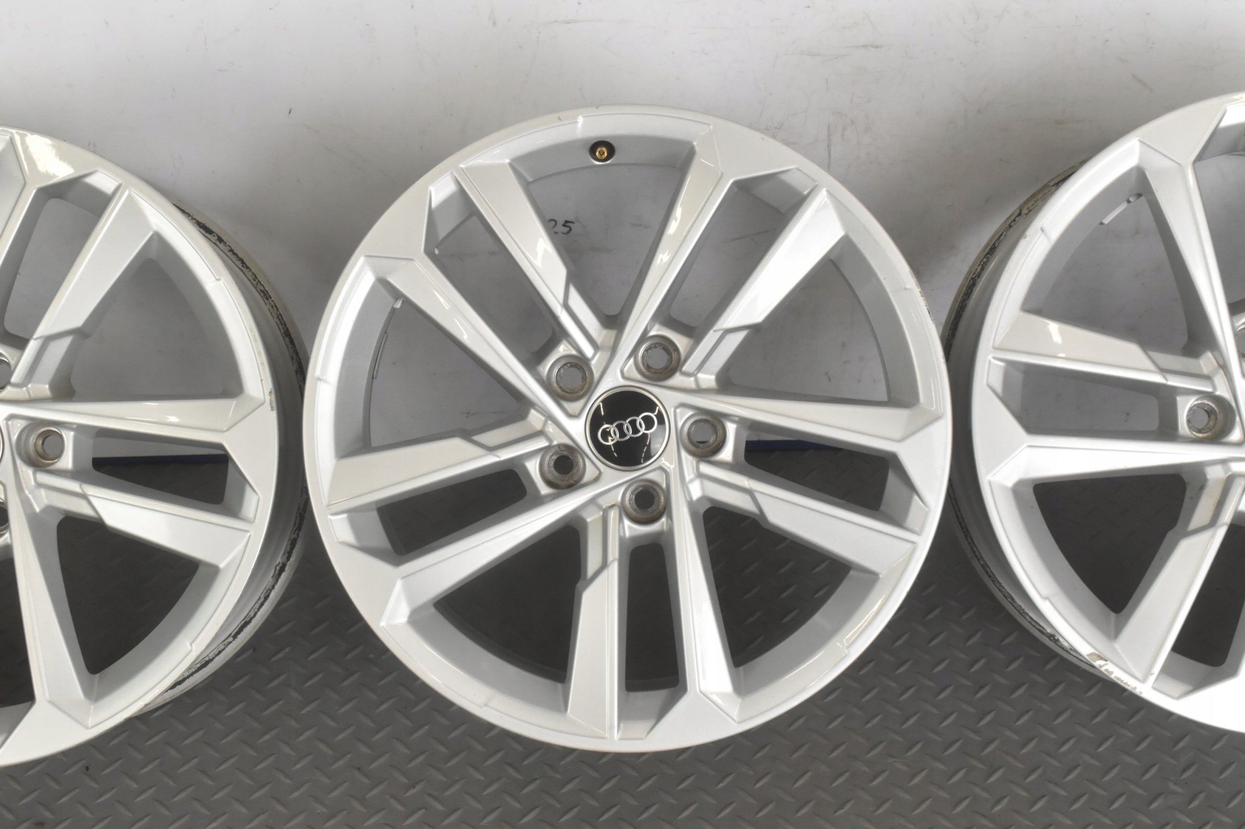 Alu Felge Audi A3 S3 Aluminum rim 17 Zoll 8.0J 5x112 46ET 8Y0601025E