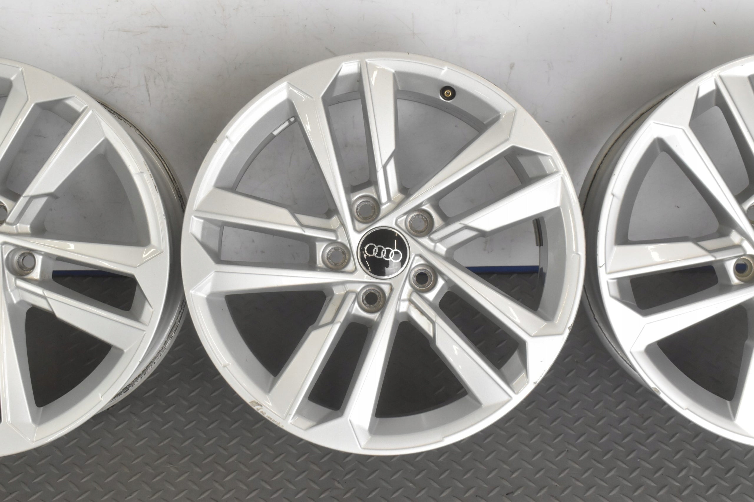 Alu Felge Audi A3 S3 Aluminum rim 17 Zoll 8.0J 5x112 46ET 8Y0601025E