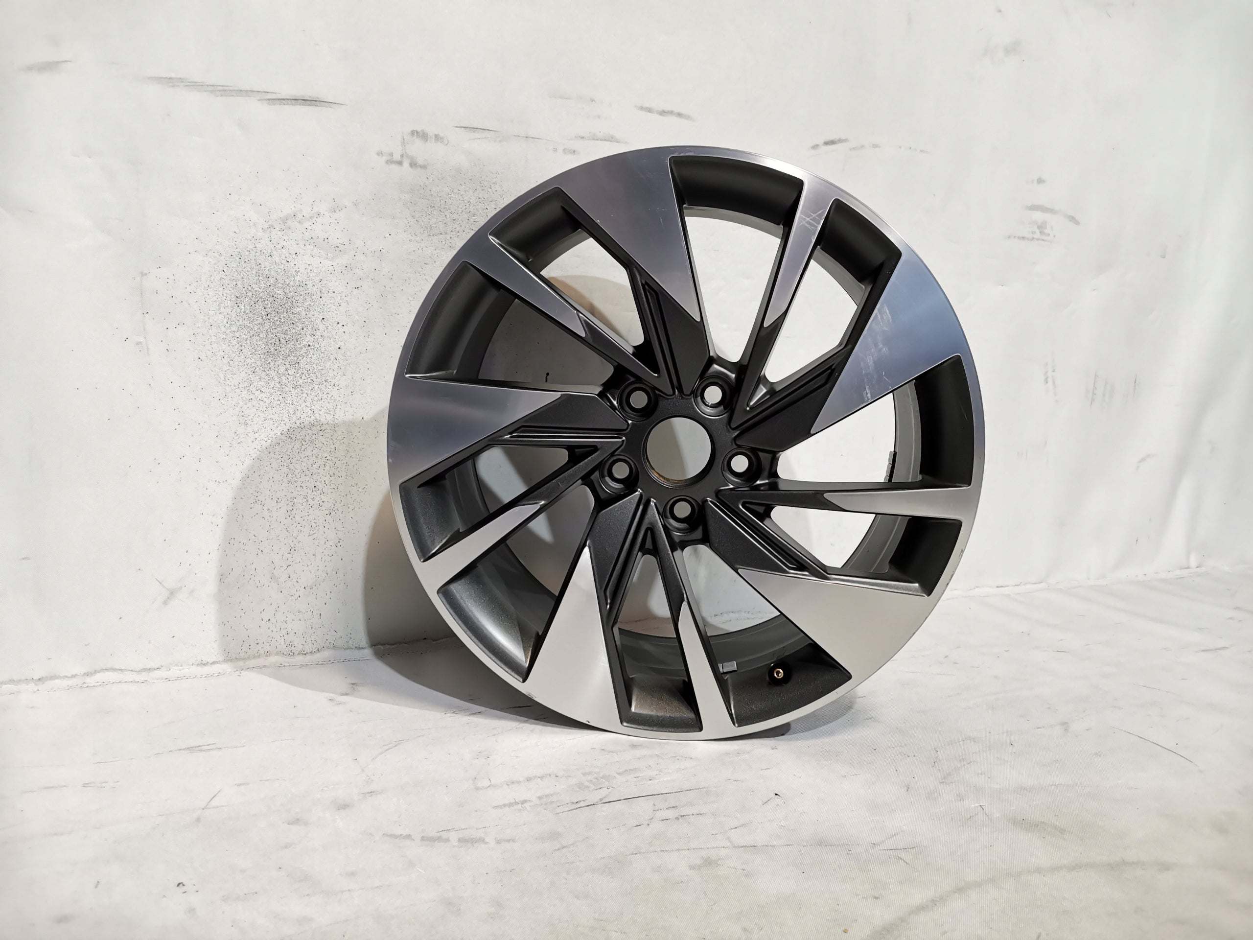  1x Alu Felge Audi A3 S3 Aluminum rim 18 Zoll 8.0J 5x112 46ET 8Y0601025BB product image