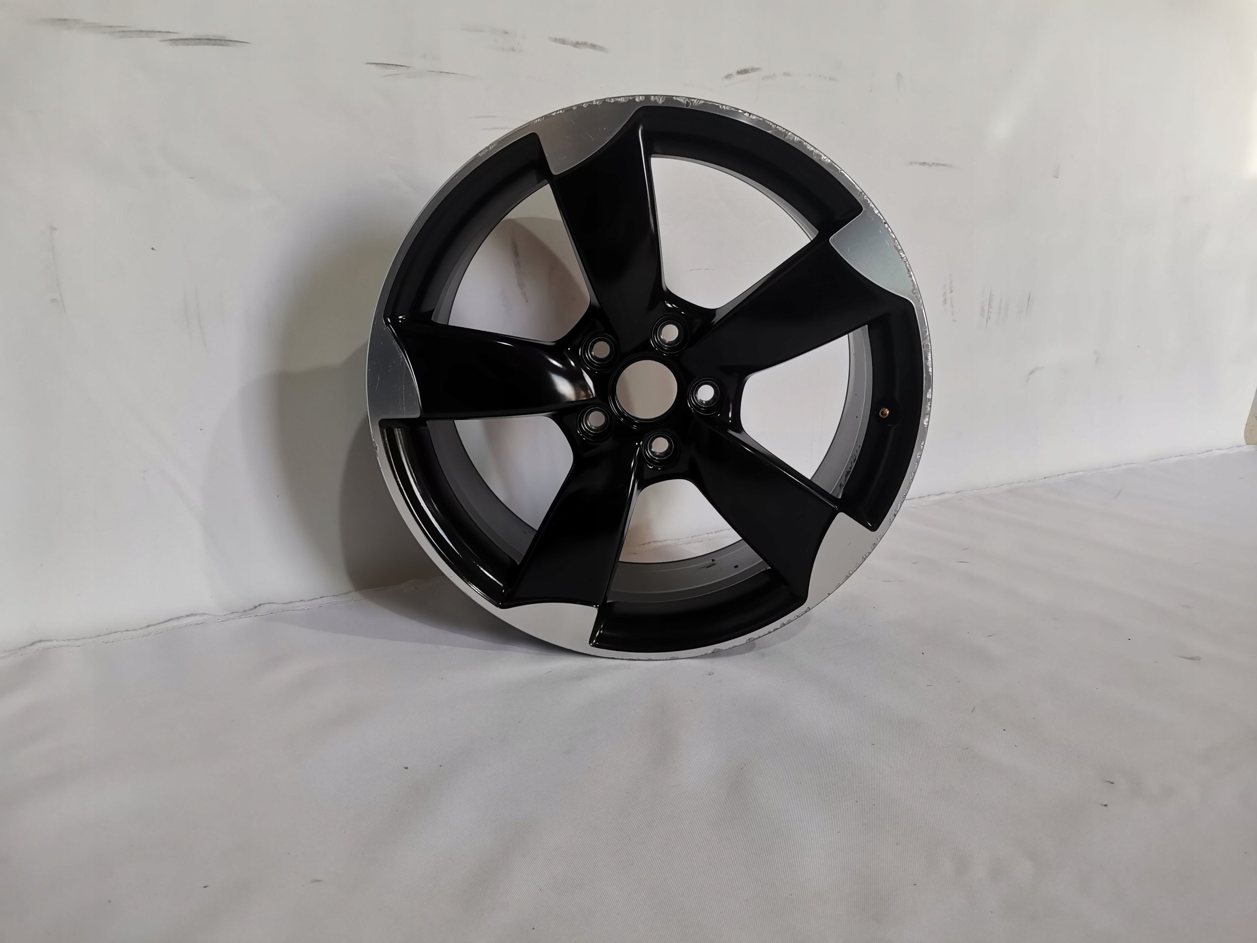 1x Alu Felge Audi A3 S3 Aluminum rim 18 Zoll 8.0J 5x112 46ET 8V0601025AN