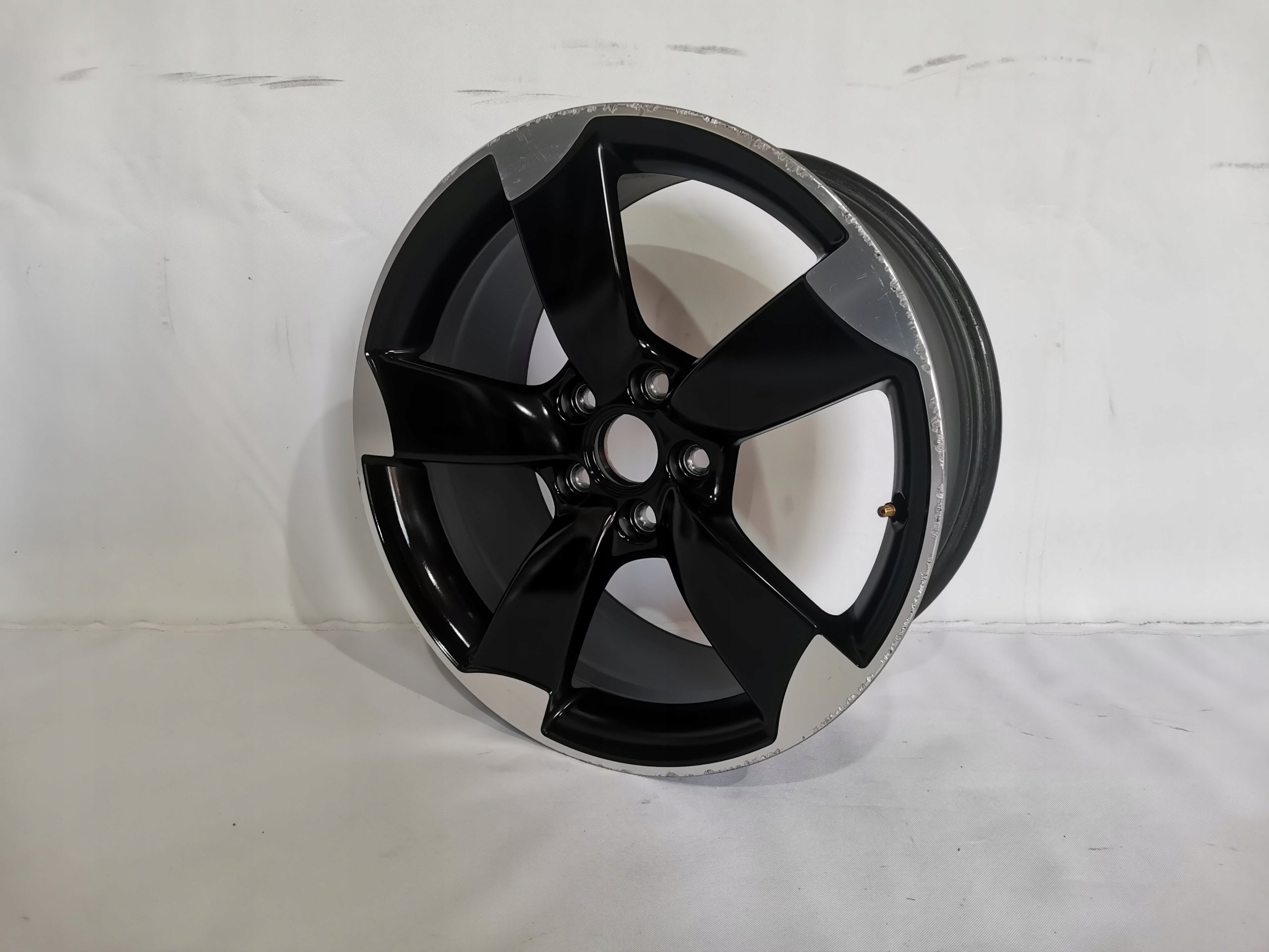 1x Alu Felge Audi A3 S3 Aluminum rim 18 Zoll 8.0J 5x112 46ET 8V0601025AN