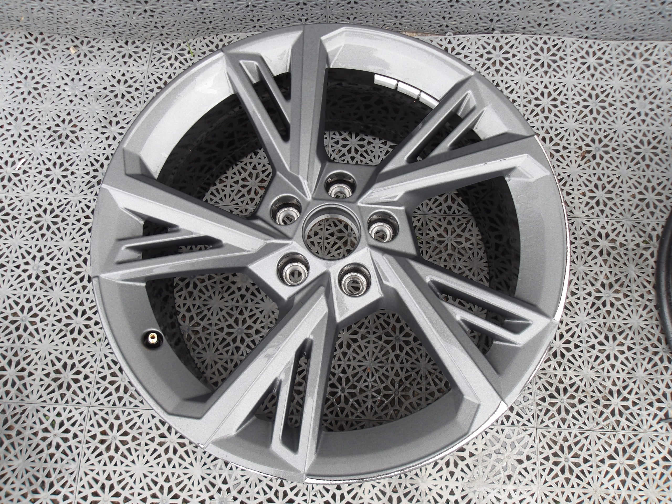  1x Alu Felge Audi A3 Aluminum rim 18 Zoll 8.0J 5x112 8Y0601025G product image