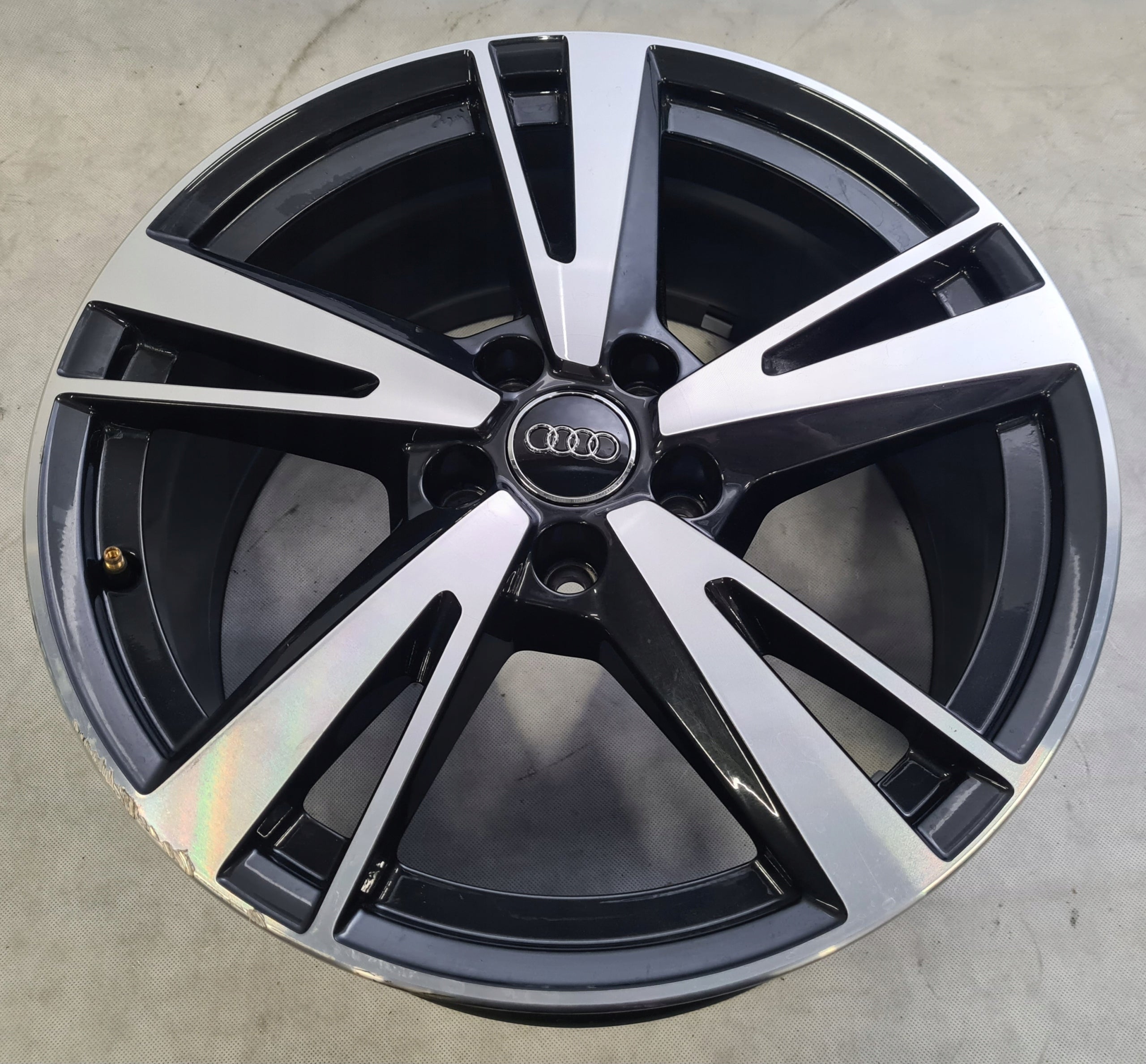  1x Alu Felge Audi A3 Aluminum rim 18 Zoll 8.0J 5x112 46ET 8Y0601025N product image