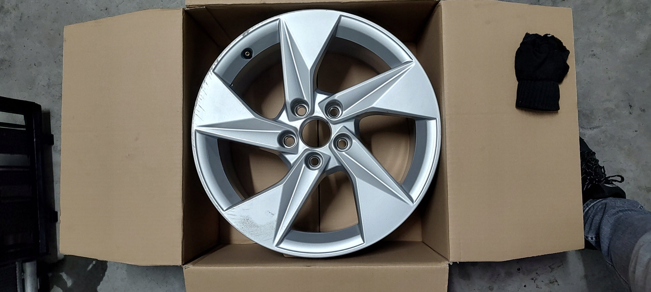  1x Alu Felge Audi A3 Aluminum rim 17 Zoll 8.0J 5x112 46ET 8Y0601025A product image