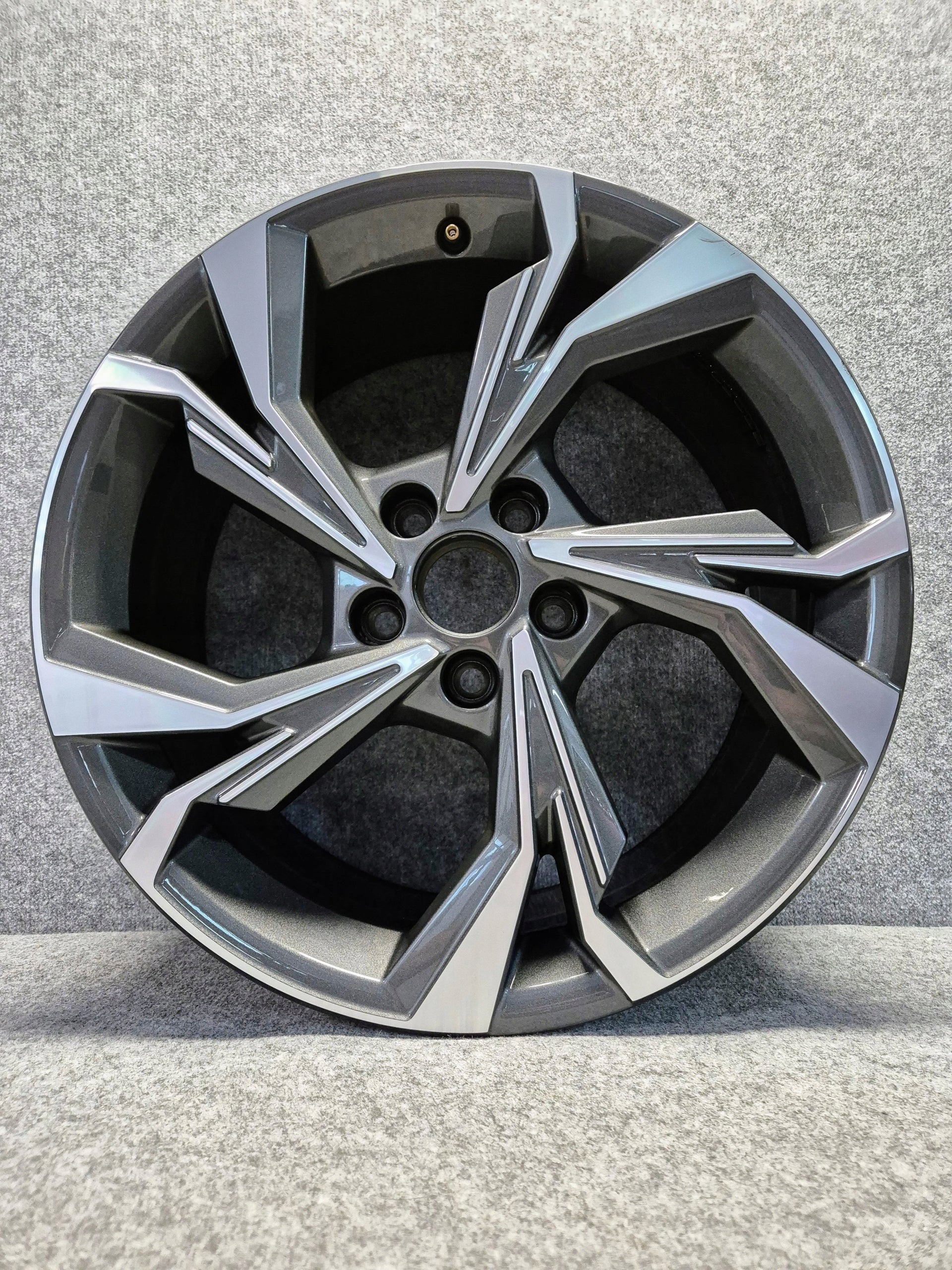  1x Alu Felge Audi A3 Aluminum rim 18 Zoll 8.5J 5x112 46ET 8Y0601025H product image