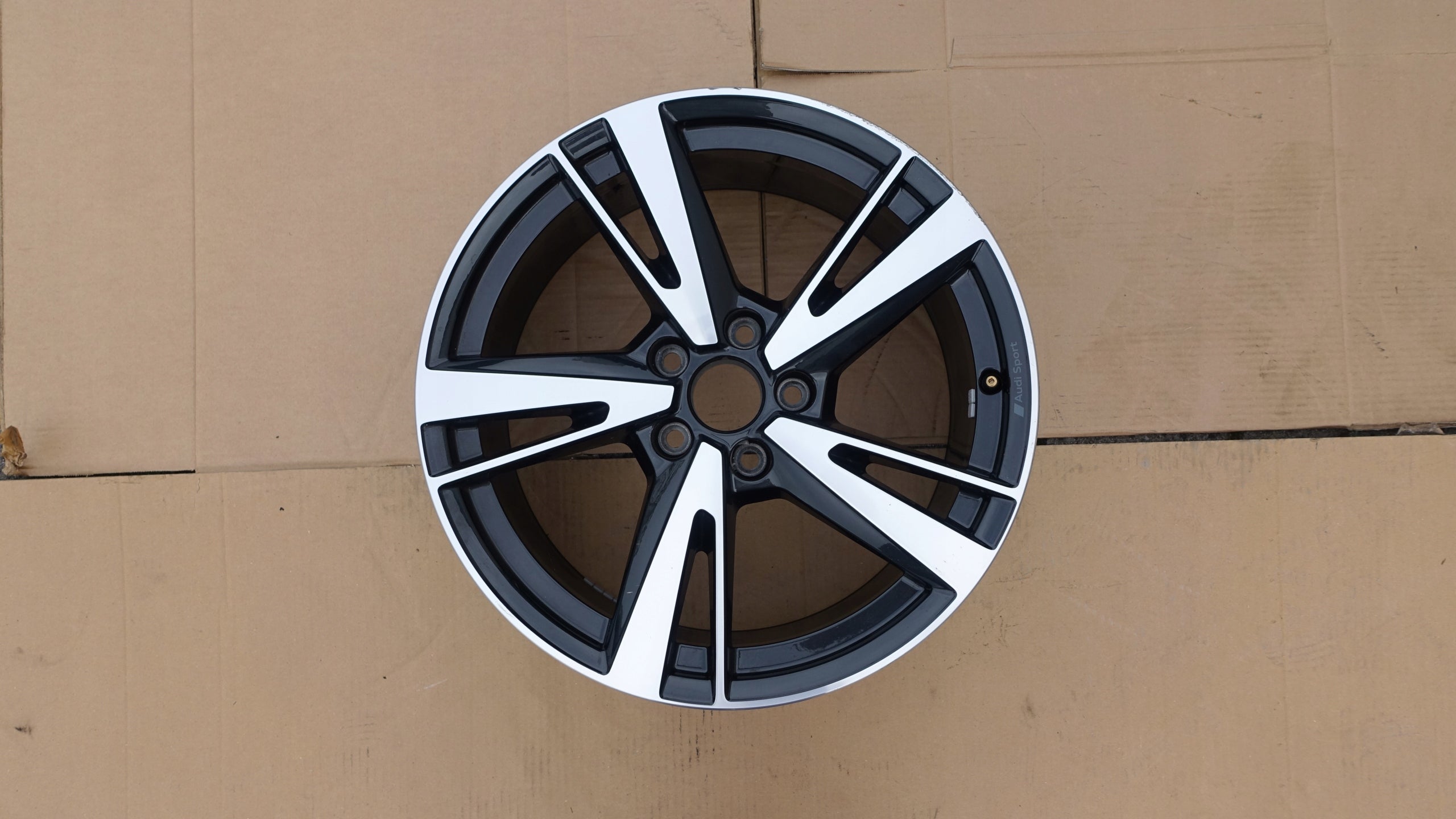  1x Alu Felge Audi A3 Aluminum rim 18 Zoll 8.0J 5x112 8Y0601025N product image