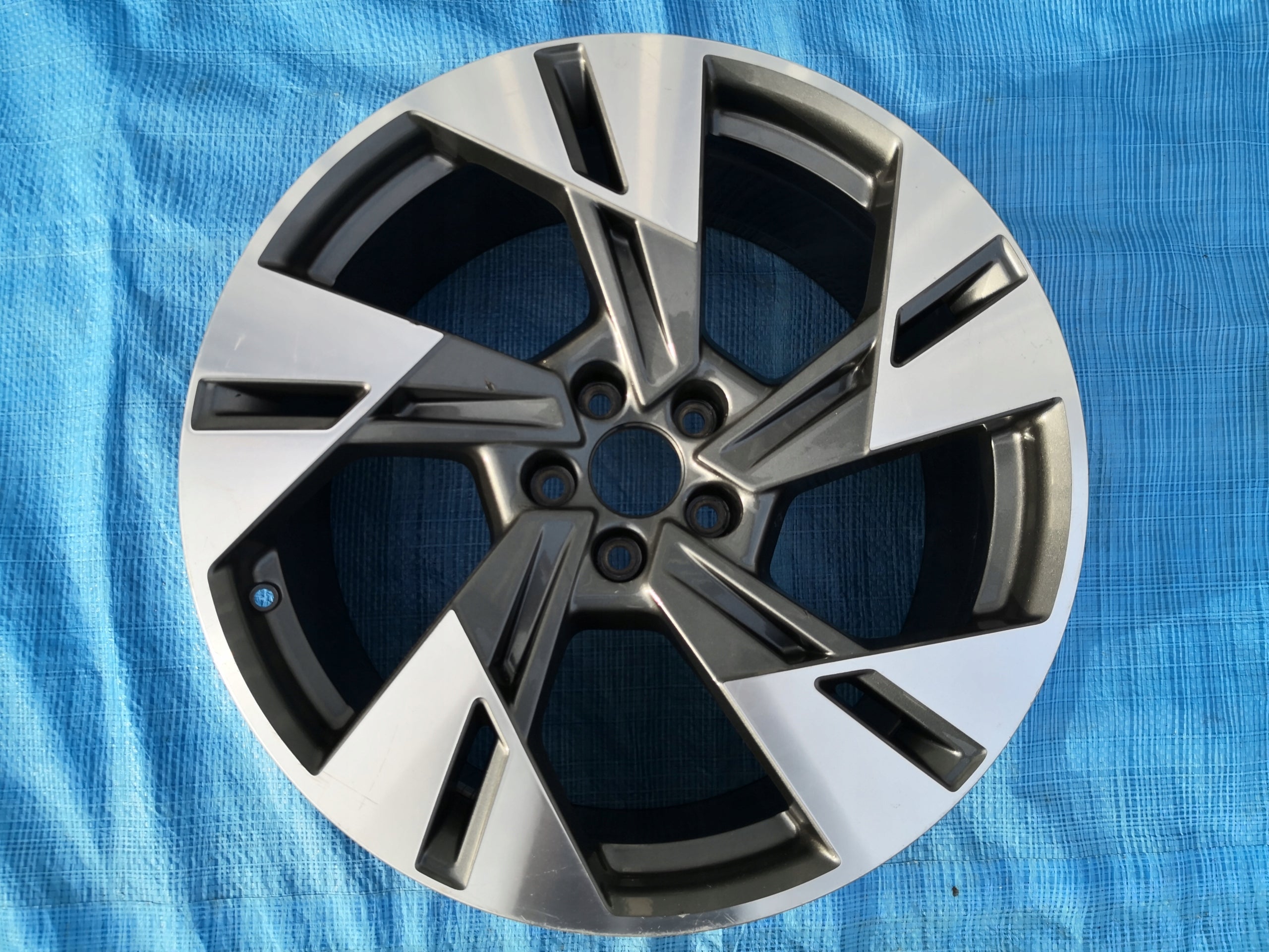 1x Alu Felge Audi Q2 Aluminum rim 20 Zoll 9.0J 5x112 38ET 4KE601025T