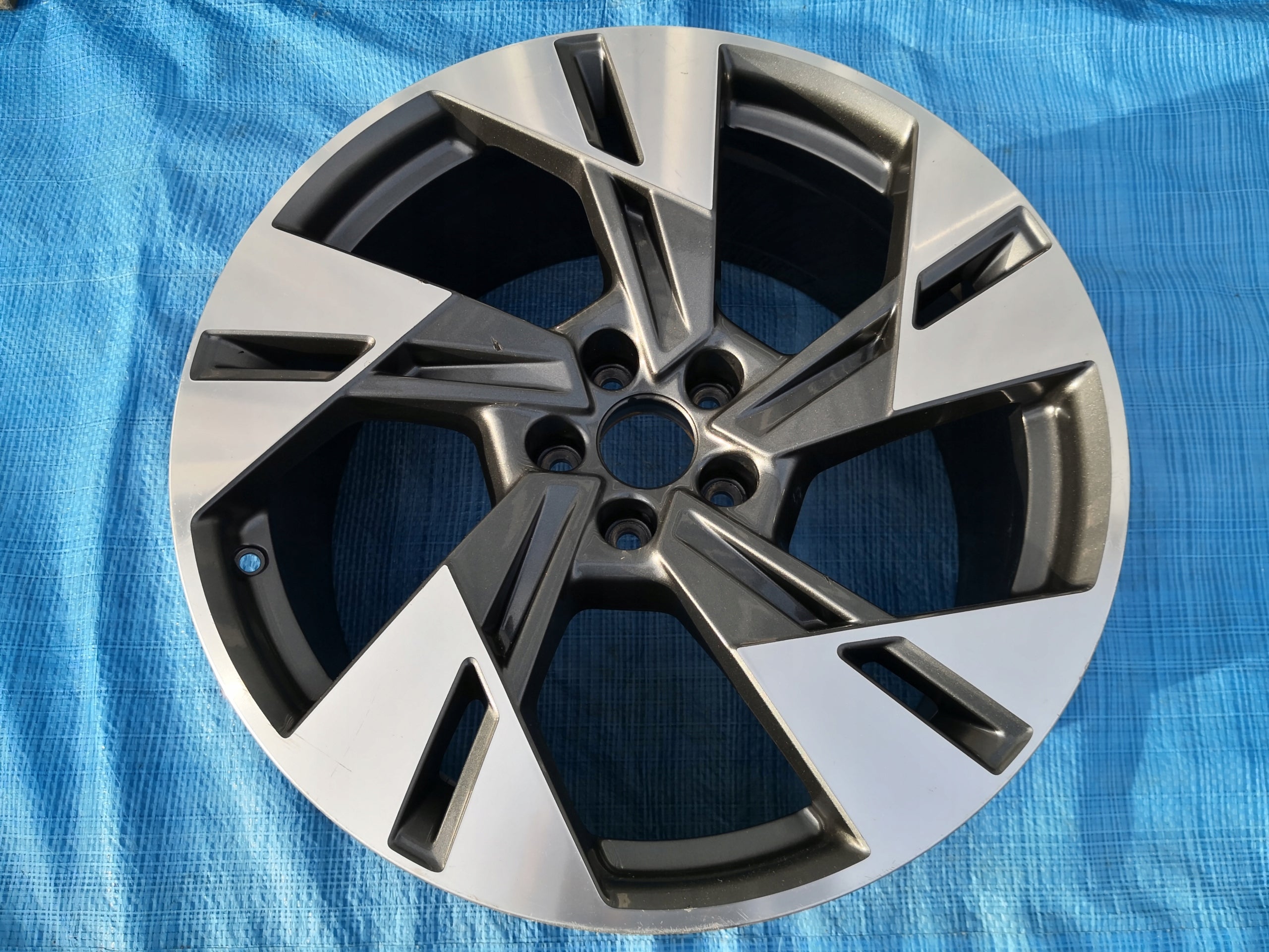 1x Alu Felge Audi Q2 Aluminum rim 20 Zoll 9.0J 5x112 38ET 4KE601025T