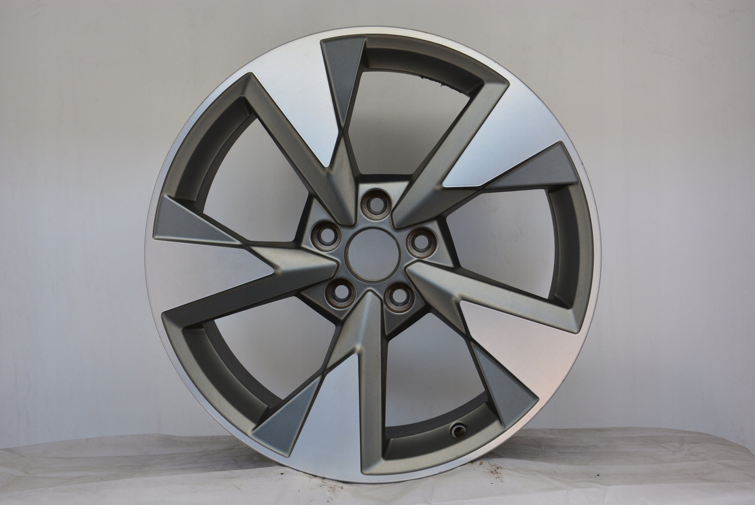  1x Alu Felge Audi A3 Aluminum rim 18 Zoll 8.0J 5x112 46ET 8V0601025DT product image