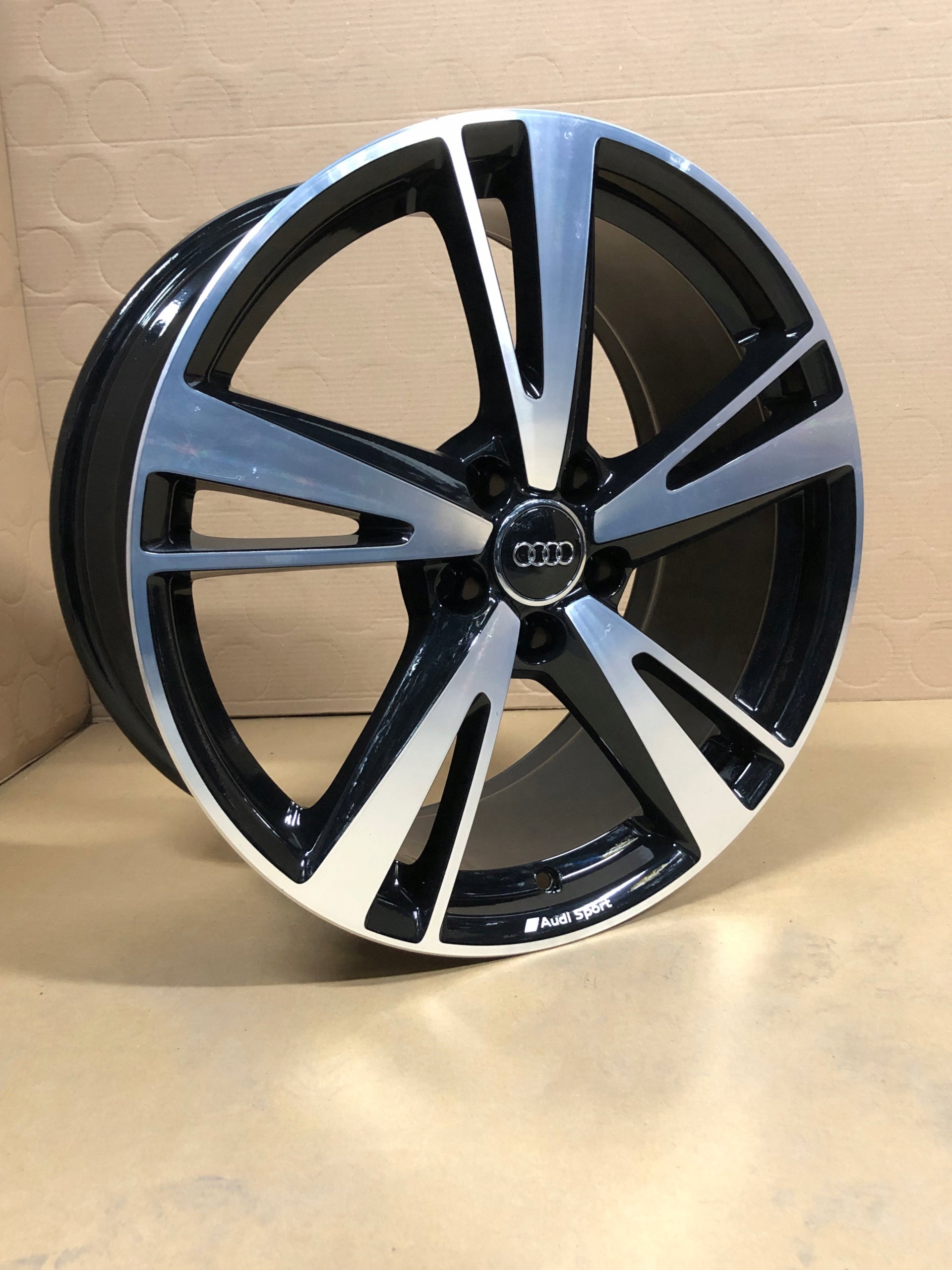  1x Alu Felge Audi A3 Aluminum rim 19 Zoll 8.5J 5x112 46ET 8V0601025 product image