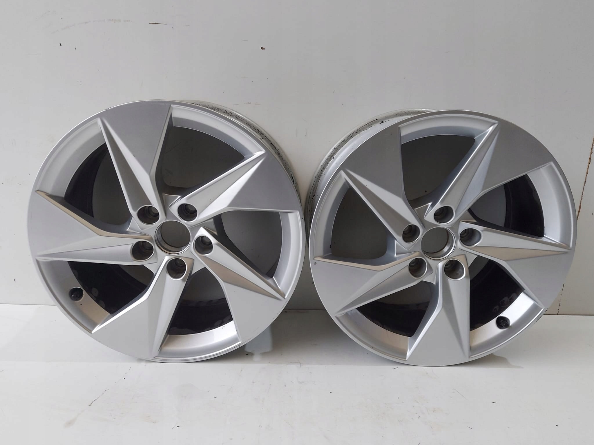 1x Alu Felge Audi A3 Aluminum rim 17 Zoll 8.0J 5x112 8Y0601025