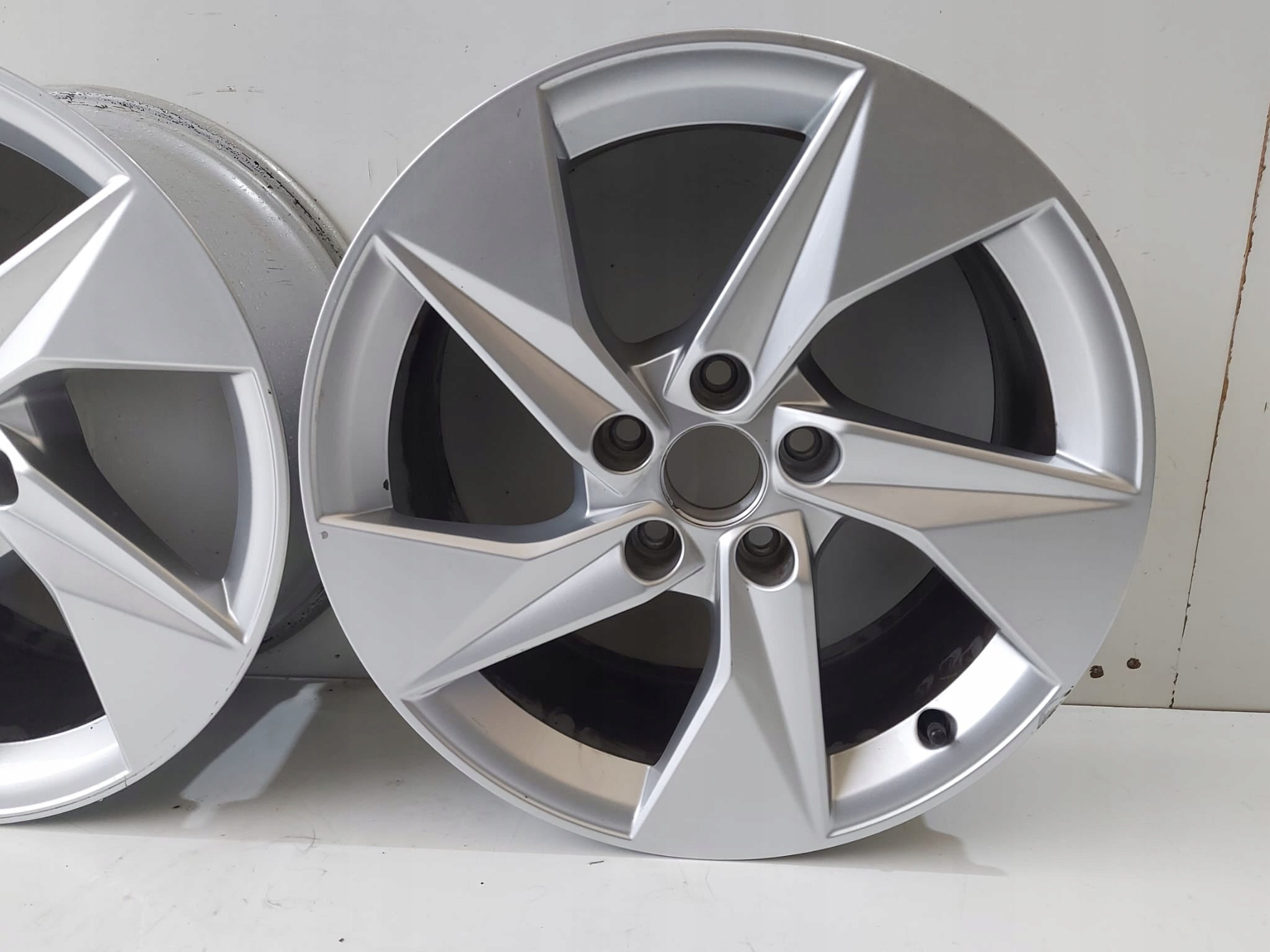 1x Alu Felge Audi A3 Aluminum rim 17 Zoll 8.0J 5x112 8Y0601025