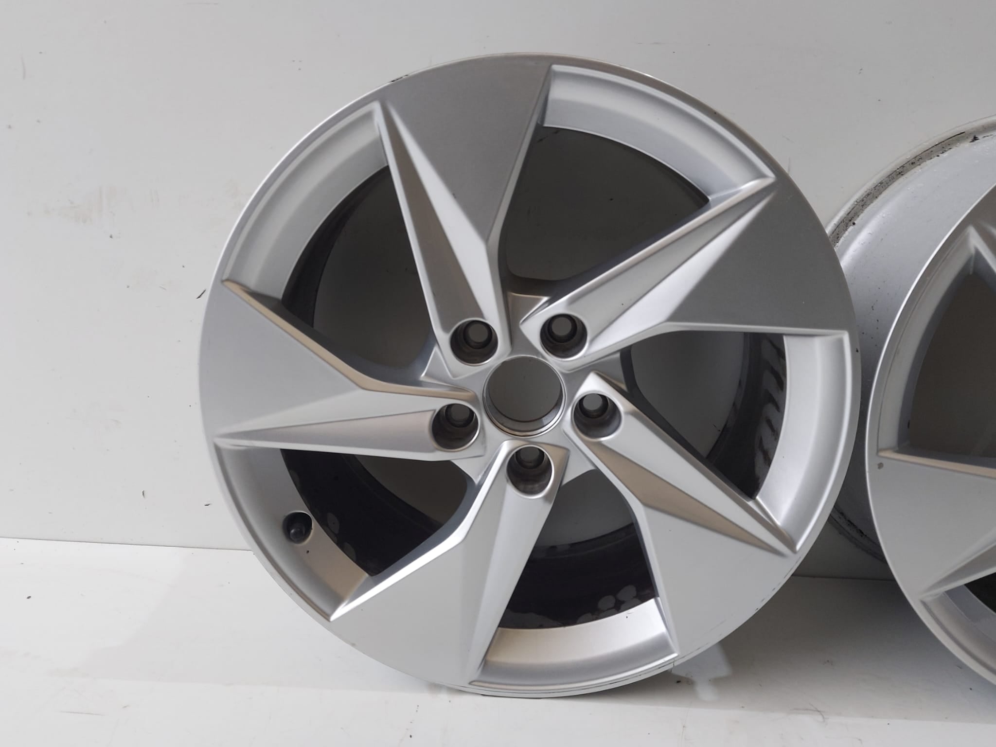 1x Alu Felge Audi A3 Aluminum rim 17 Zoll 8.0J 5x112 8Y0601025