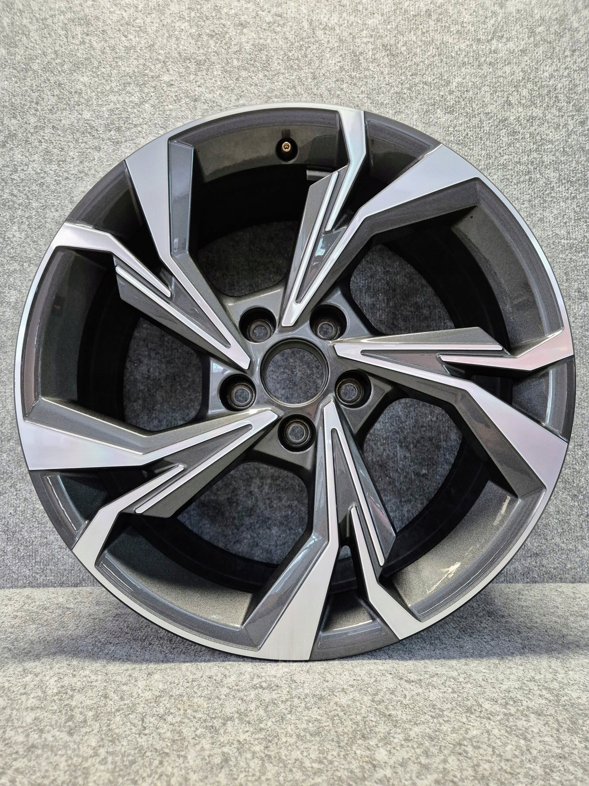  1x Alu Felge Audi A3 Aluminum rim 18 Zoll 8.0J 5x112 46ET 8Y0601025H product image