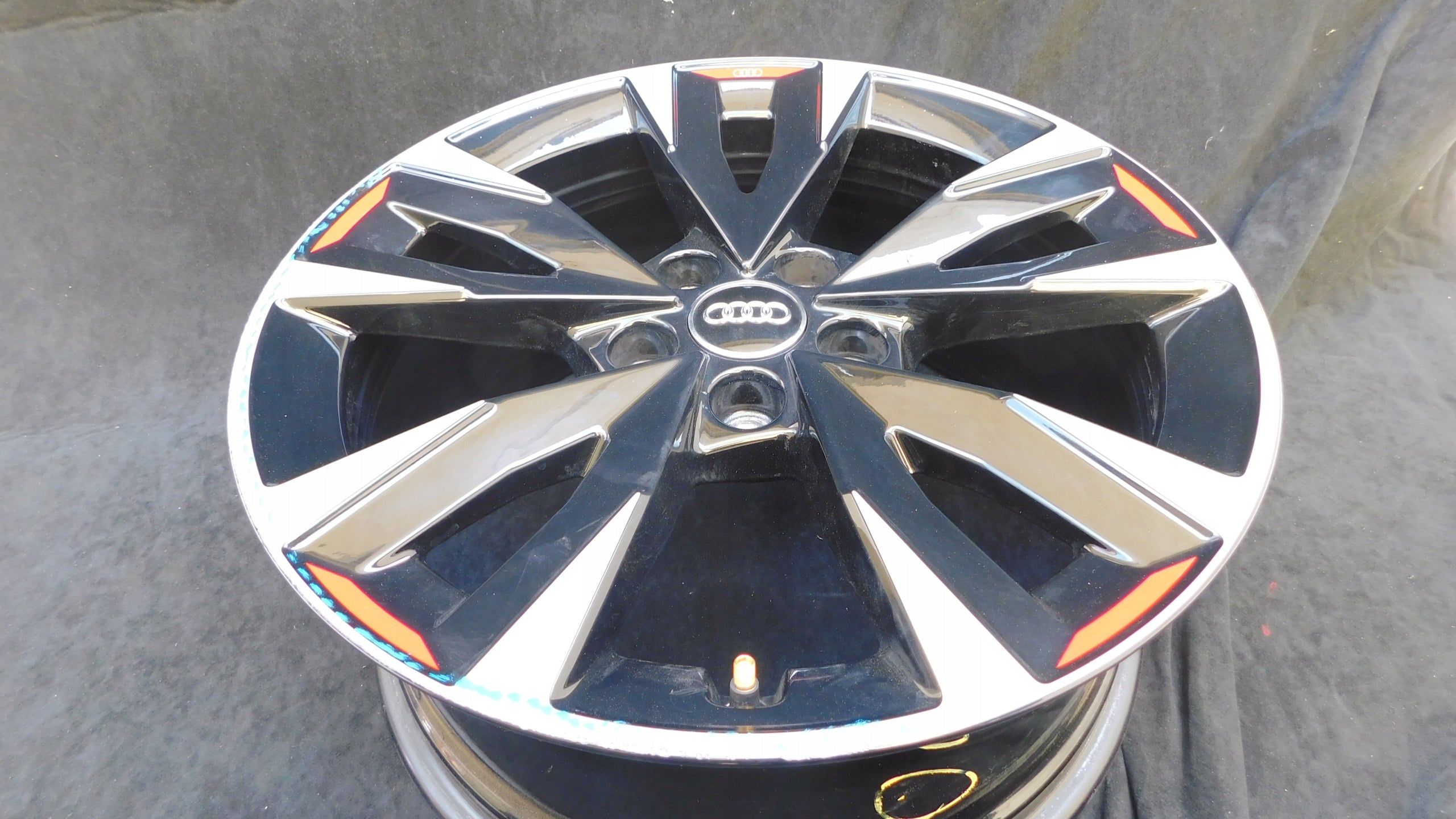 1x Alu Felge Audi A3 Aluminum rim 18 Zoll 8.0J 5x112 46ET 8Y0071498