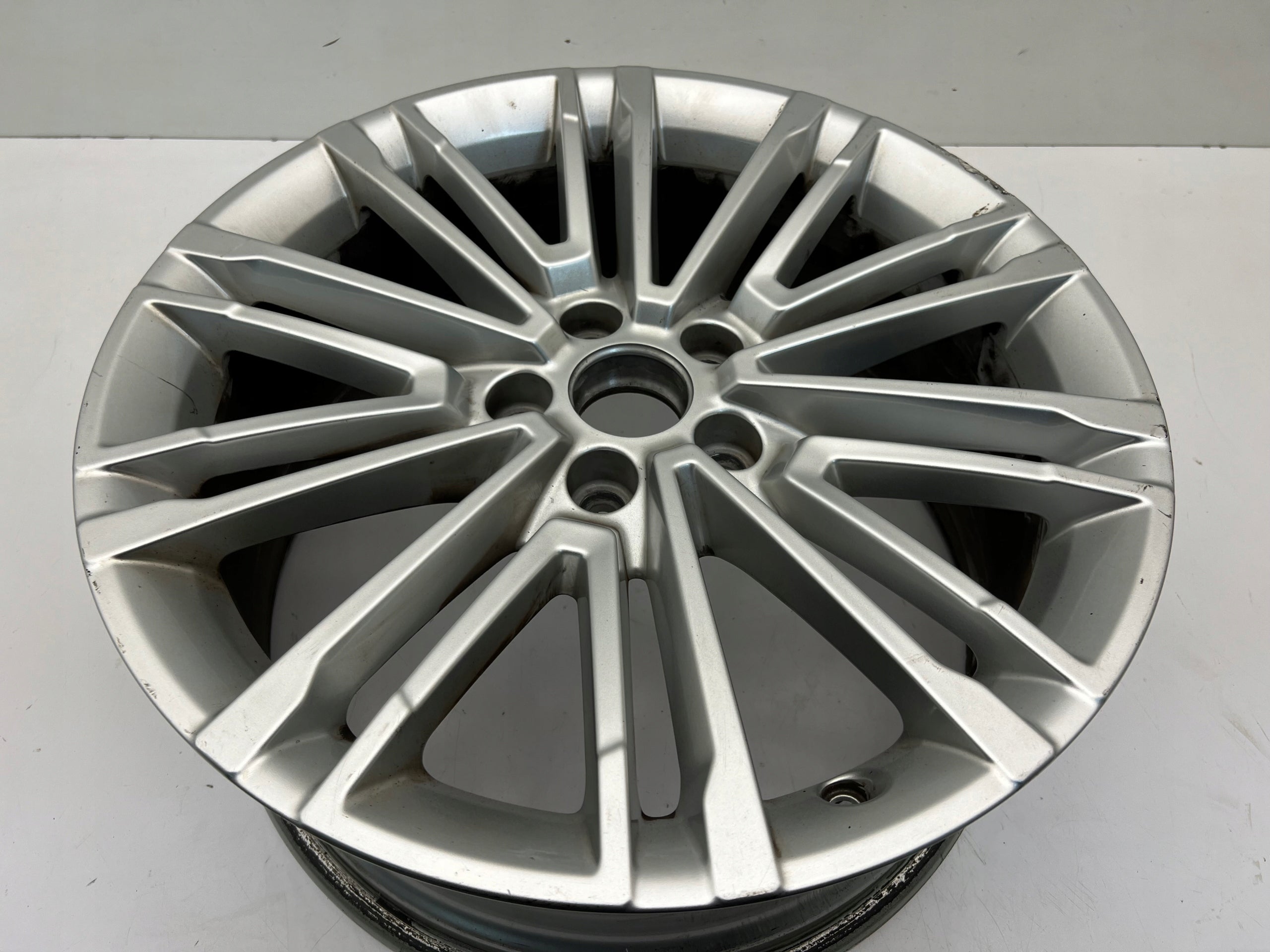 1x Alu Felge Audi A3 Aluminum rim 18 Zoll 8.0J 5x112 8V0601025EA