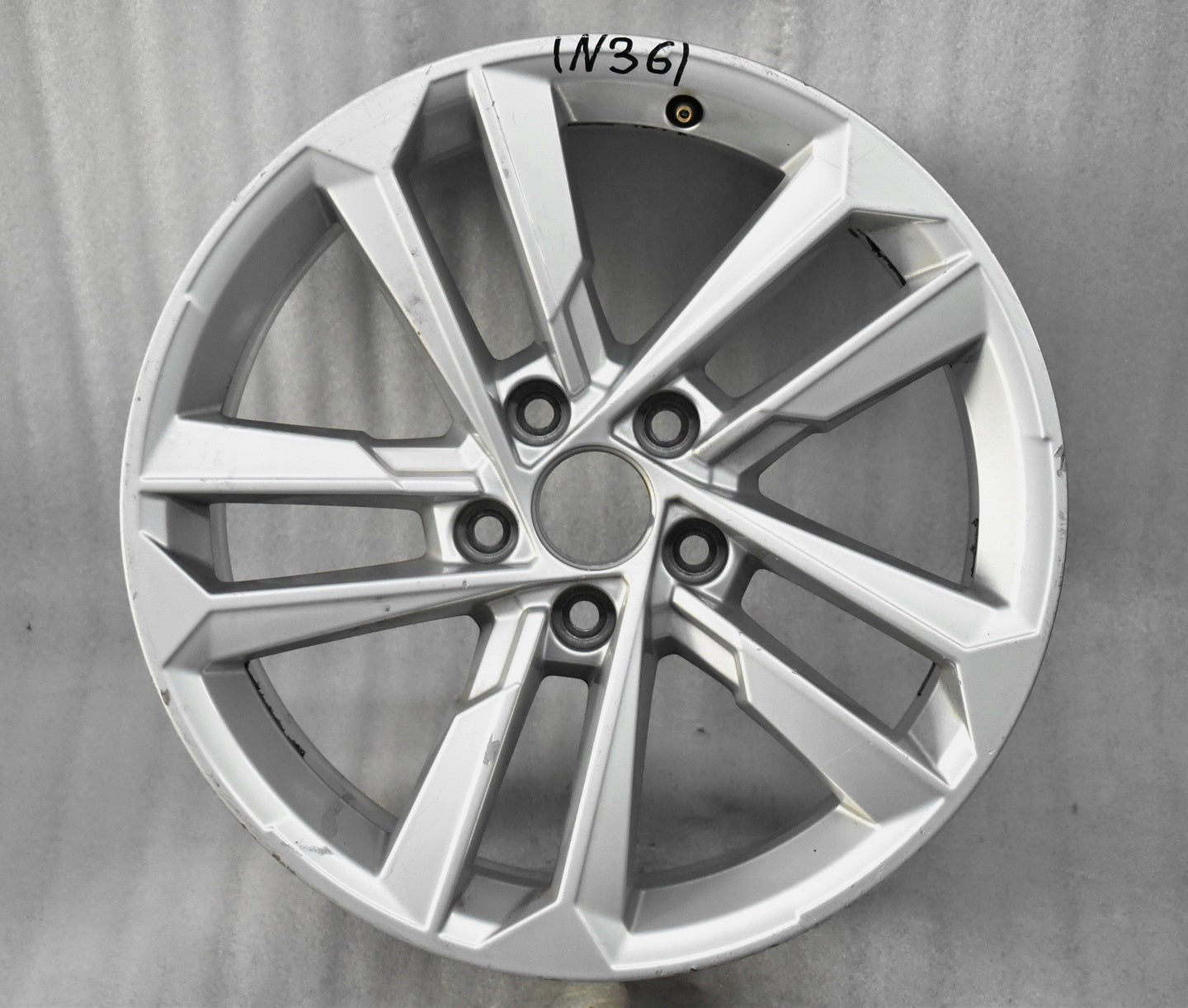 1x Alu Felge Audi A3 Aluminum rim 17 Zoll 8.0J 5x112 46ET 8Y0601025E