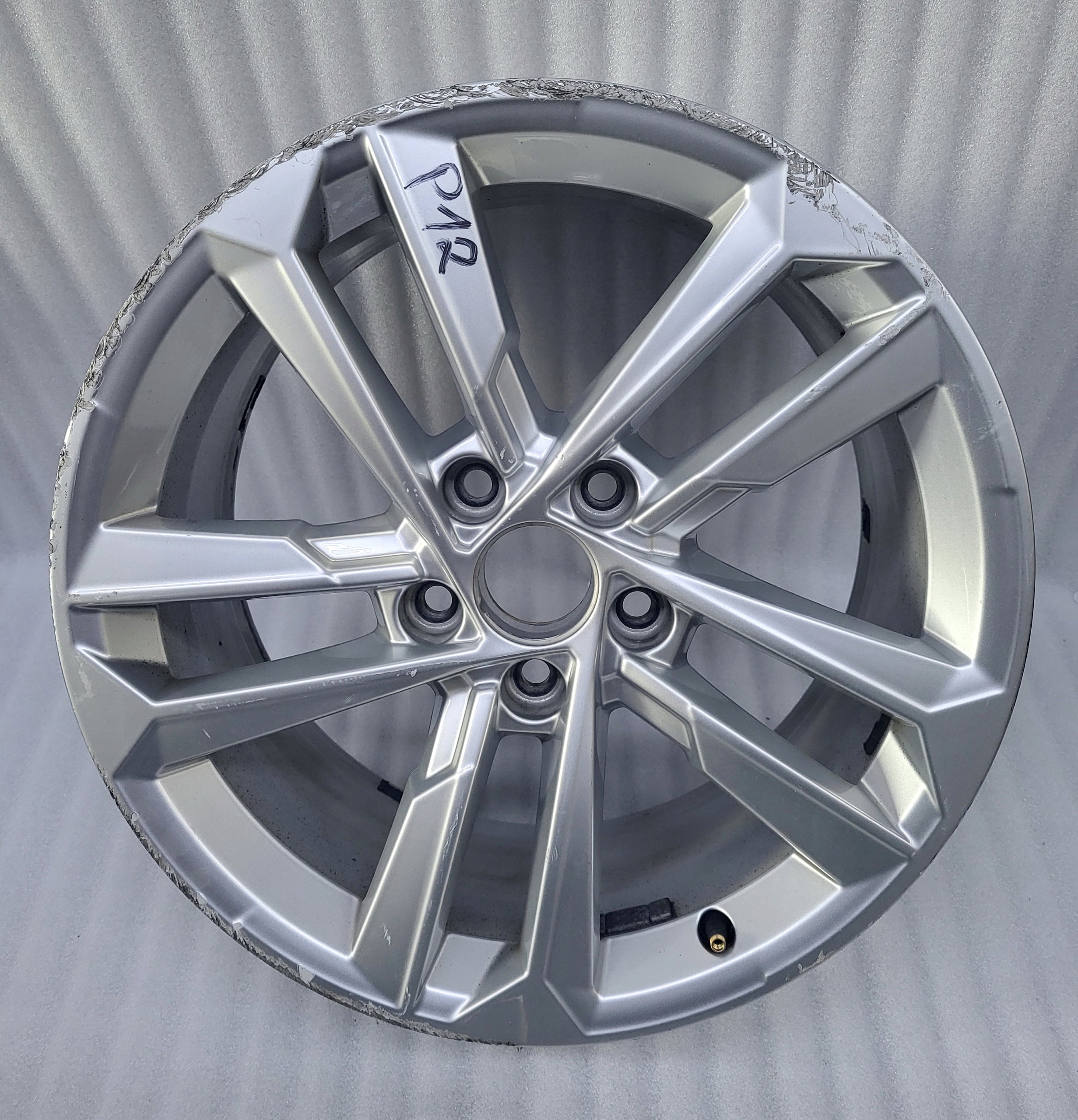 1x Alu Felge Audi A3 Aluminum rim 17 Zoll 8.0J 5x112 46ET 8Y0601025E