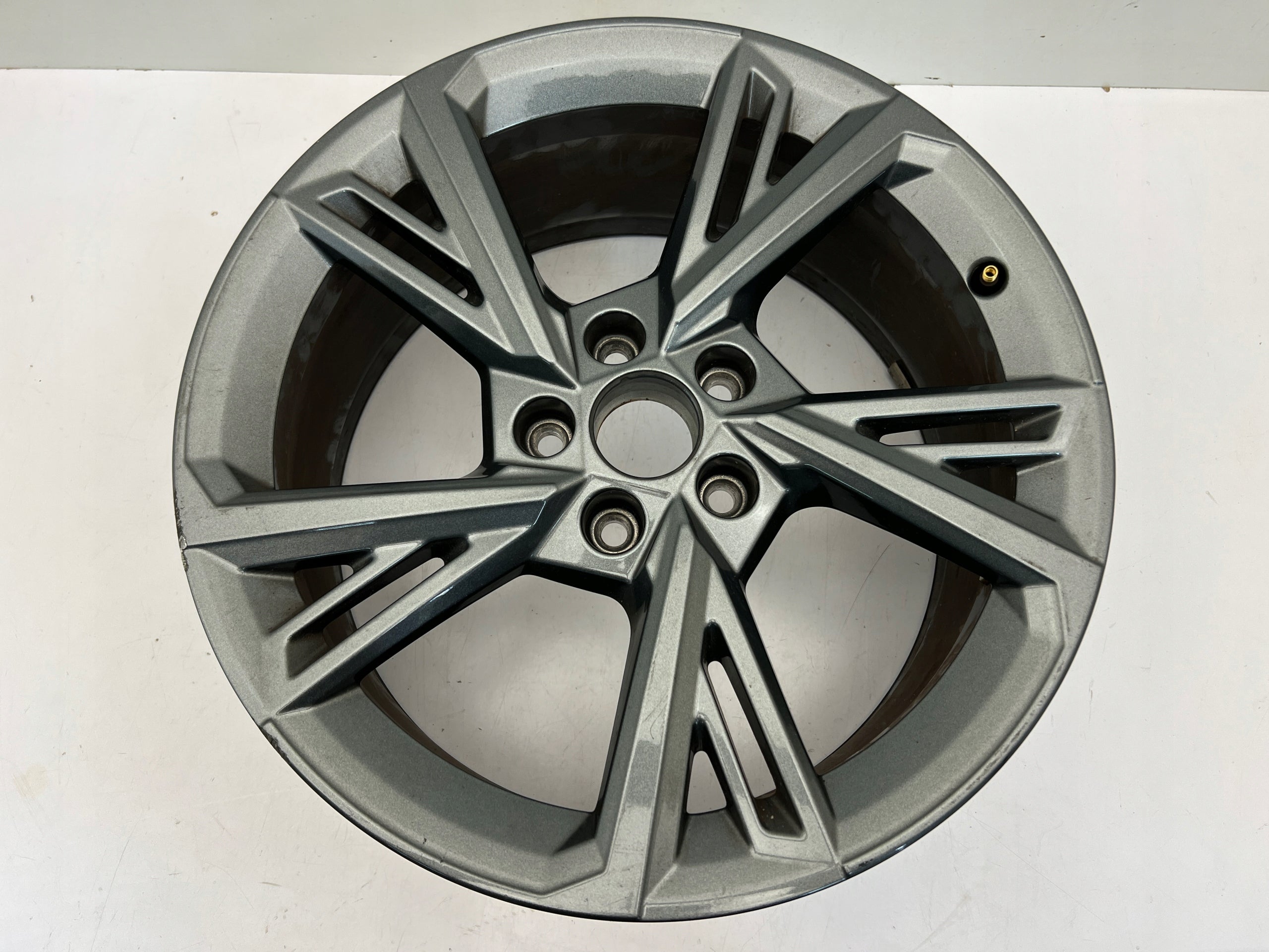  1x Alu Felge Audi A3 Aluminum rim 18 Zoll 8.0J 5x112 8Y0601025G product image