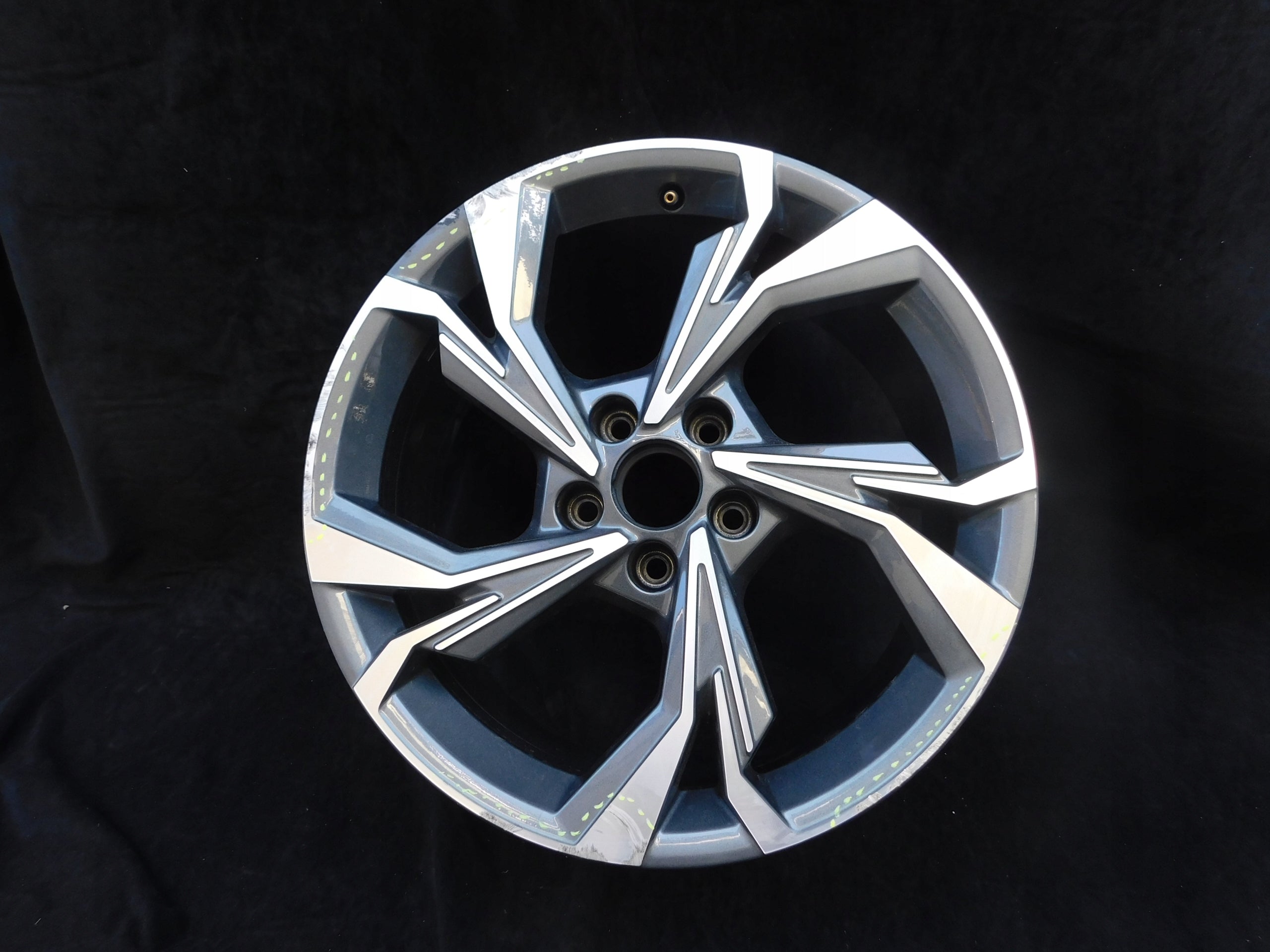  1x Alu Felge Audi A3 Aluminum rim 18 Zoll 8.0J 5x112 46ET 8Y0601025H product image