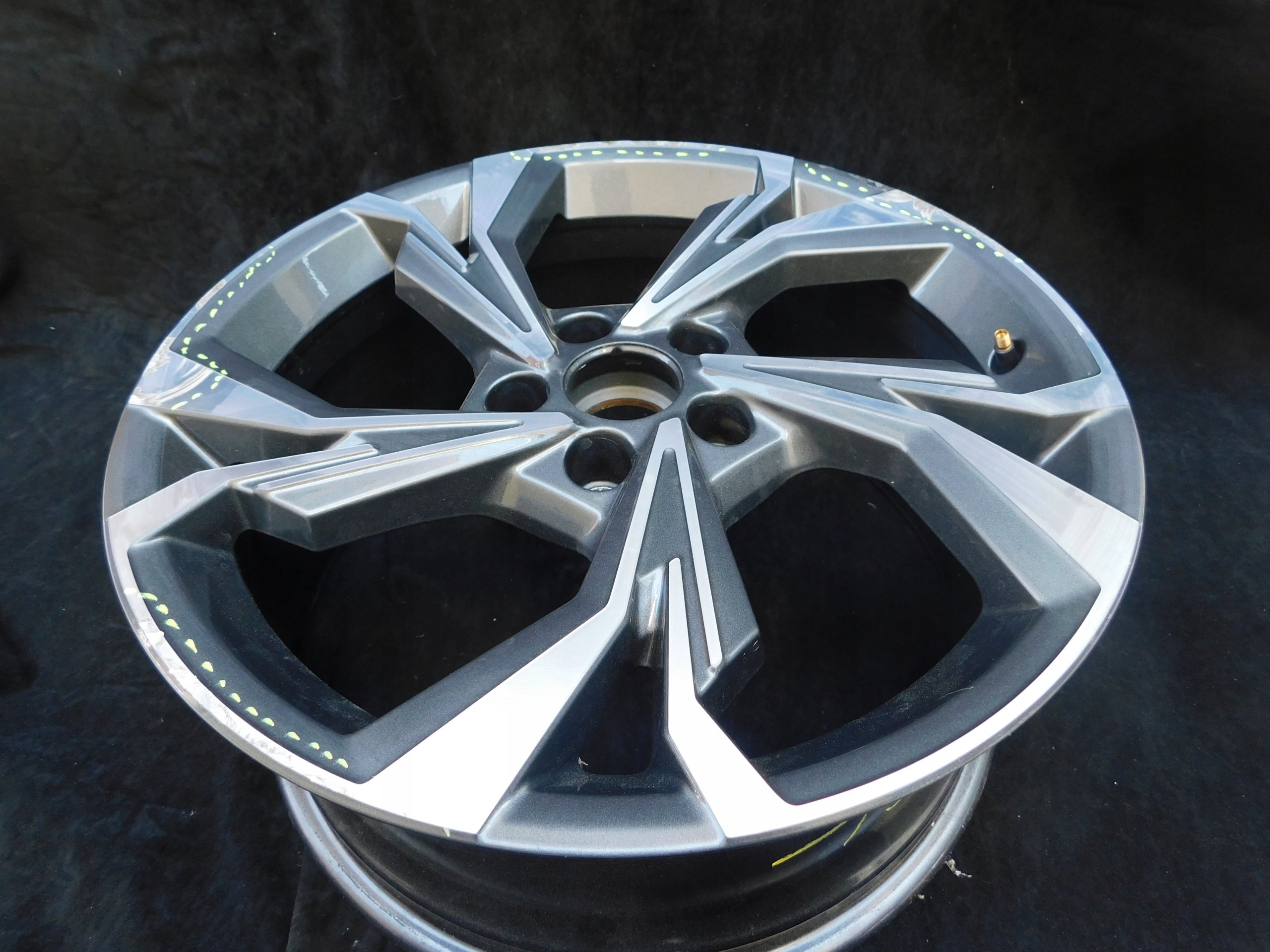 1x Alu Felge Audi A3 Aluminum rim 18 Zoll 8.0J 5x112 46ET 8Y0601025H