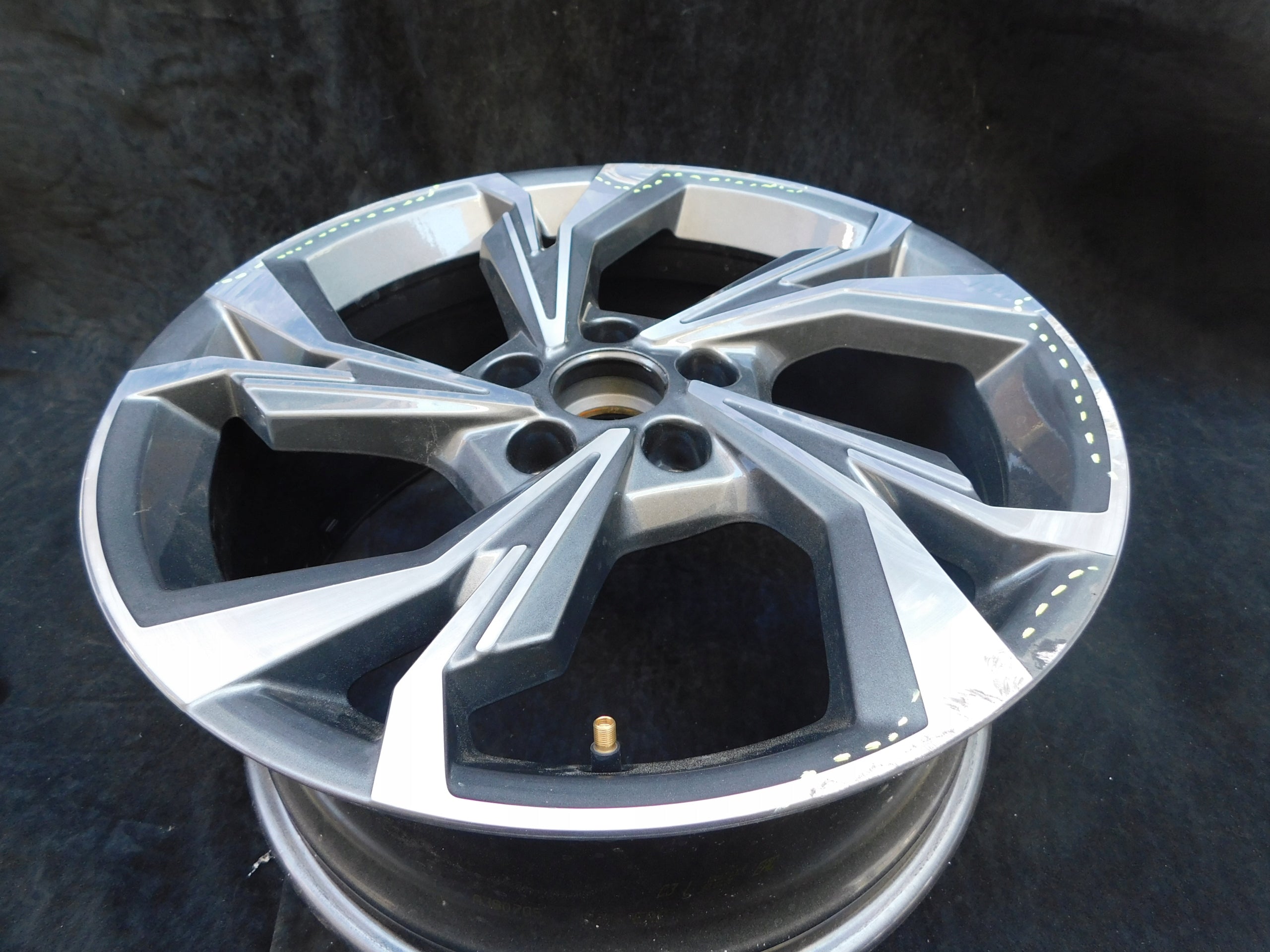 1x Alu Felge Audi A3 Aluminum rim 18 Zoll 8.0J 5x112 46ET 8Y0601025H