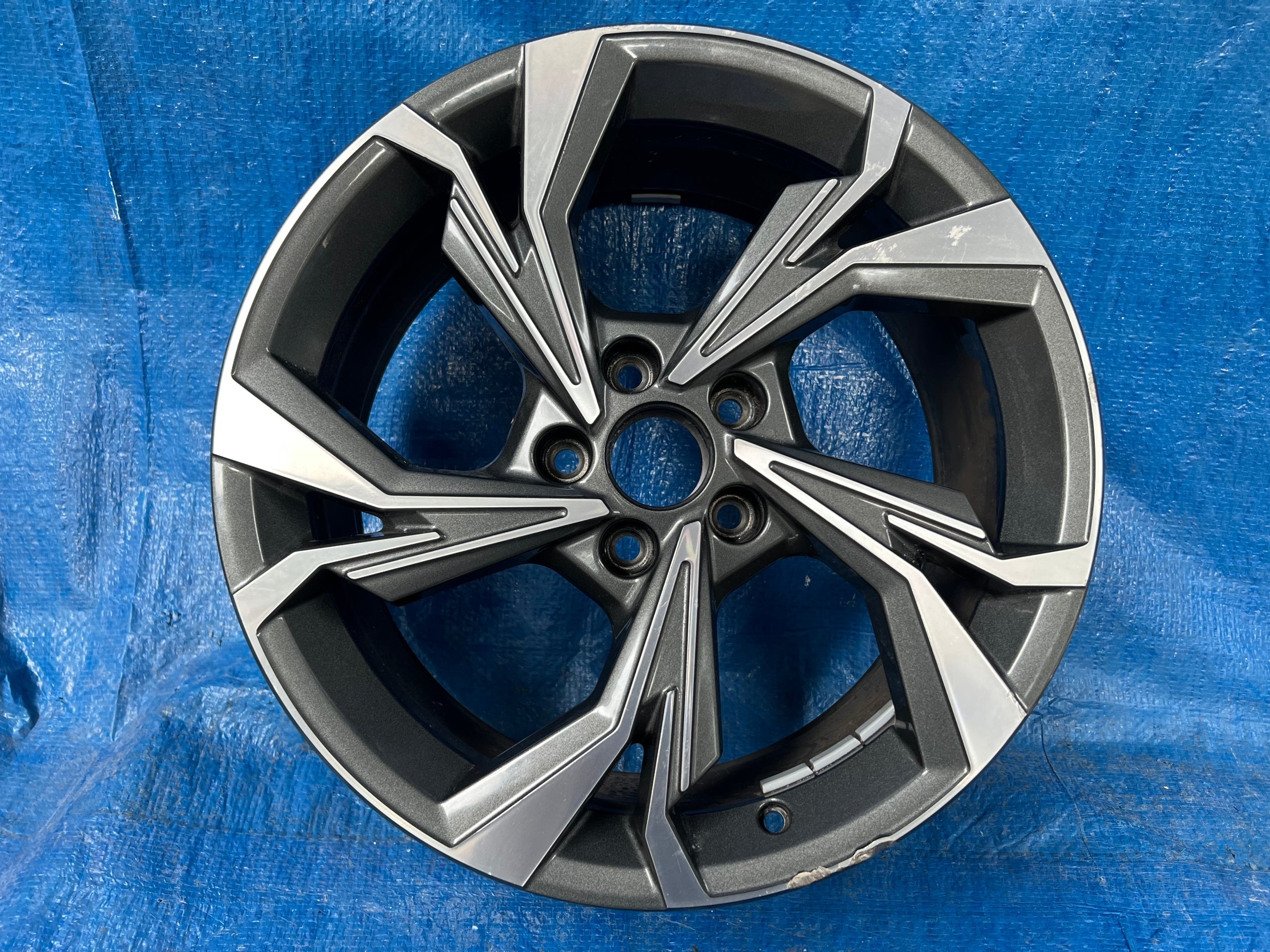 1x Alu Felge Audi A3 Aluminum rim 18 Zoll 8.0J 5x112 8Y0601025H