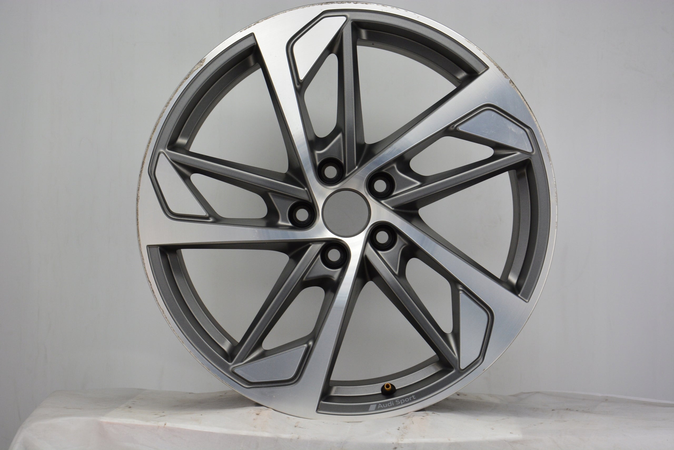  1x Alu Felge Audi A3 Aluminum rim 19 Zoll 8.0J 5x112 49ET 8Y0601025R product image