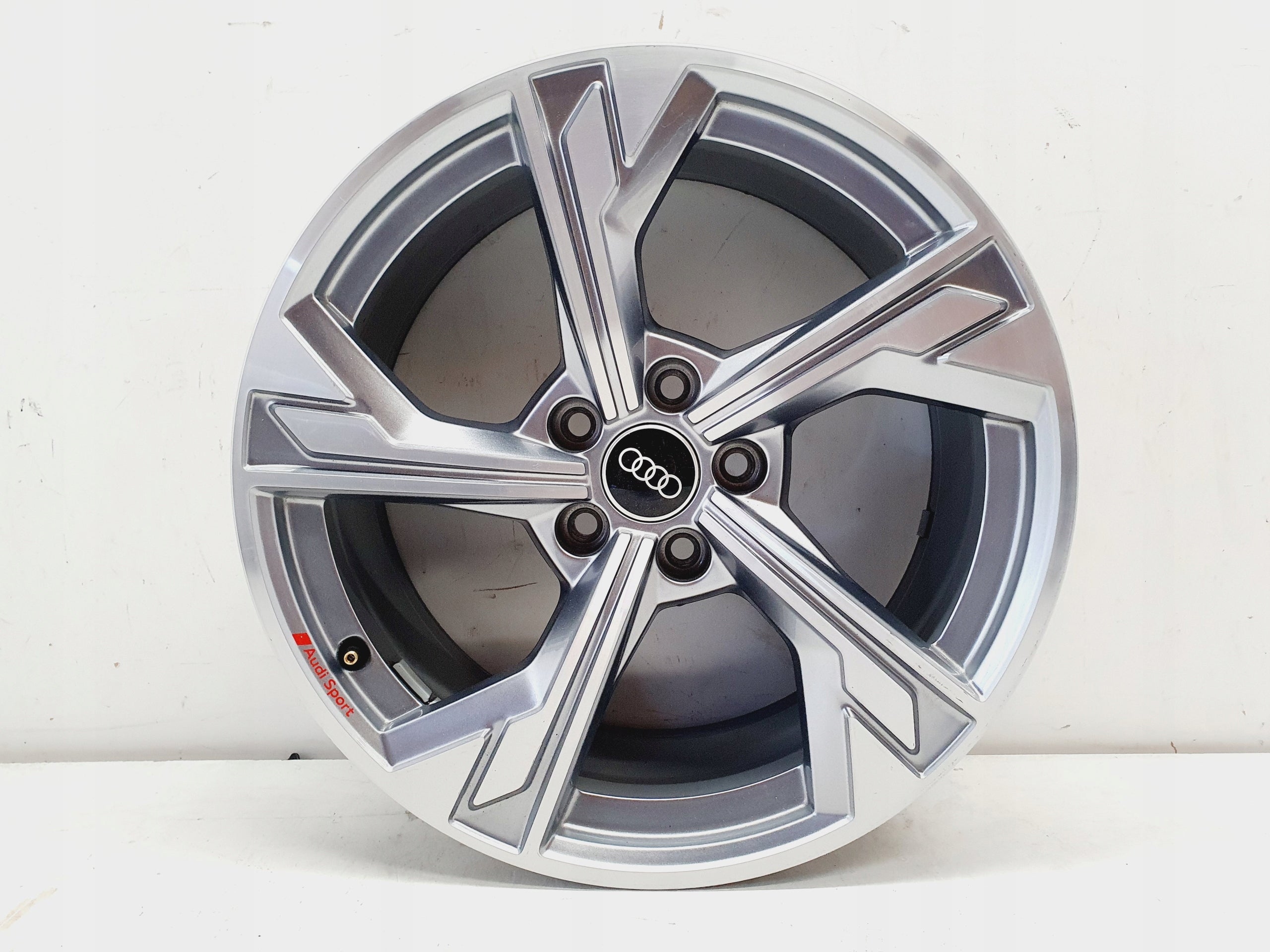 1x Alu Felge Audi A3 Aluminum rim 18 Zoll 8.0J 5x112 46ET 8Y0601025P