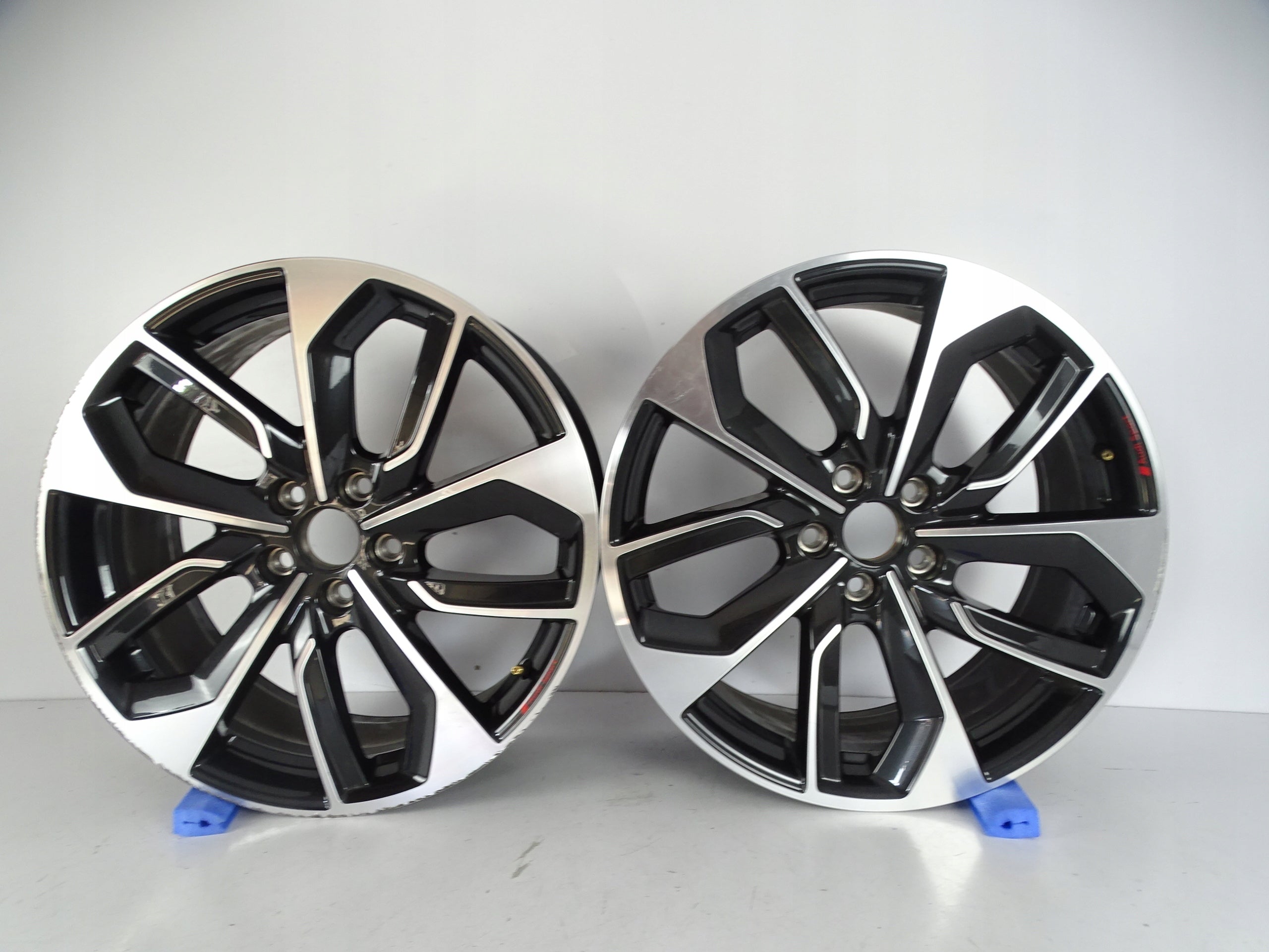  1x Alu Felge Audi A3 Aluminum rim 19 Zoll 8.0J 5x112 8Y0601025S product image